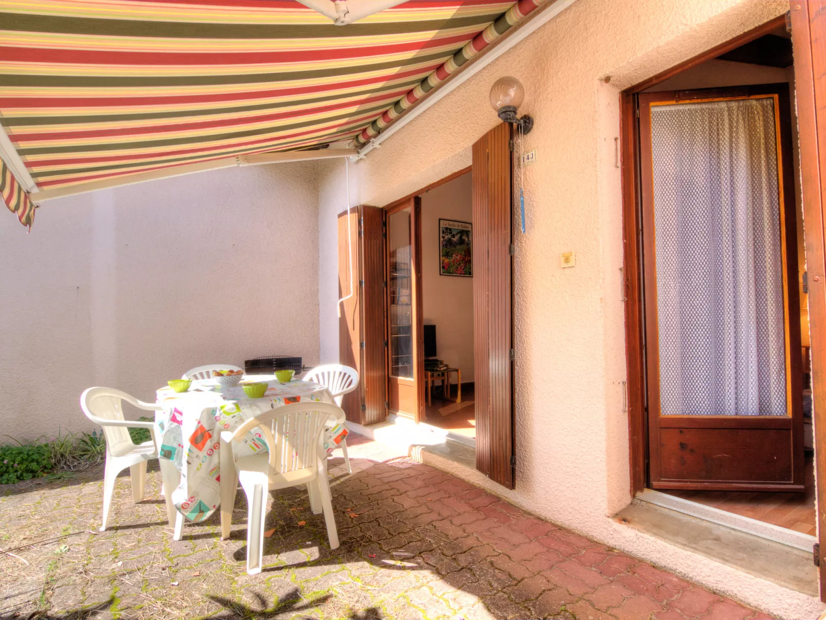 Juncades-Outside