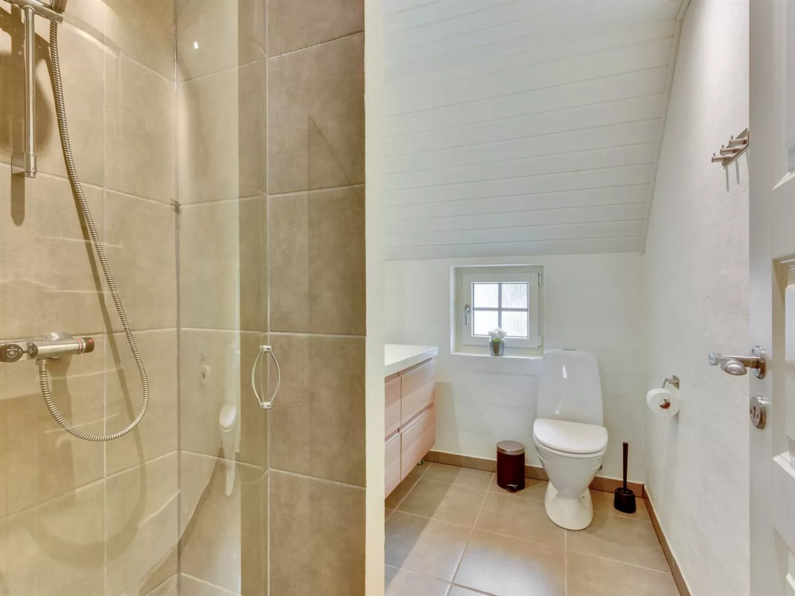 "Erla" - 2.3km from the sea-Inside
