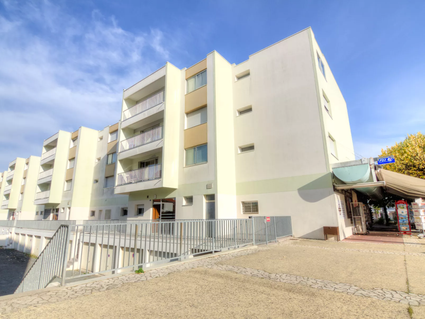 Saint Palais-Outside