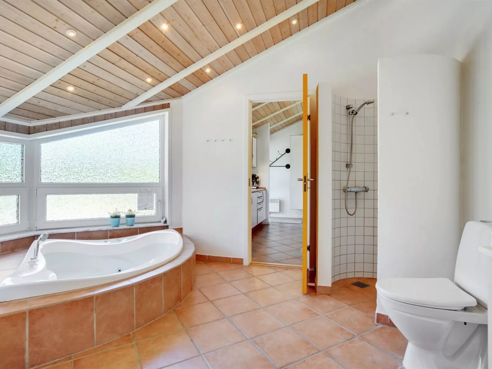 "Winder" - 1.3km from the sea-Inside