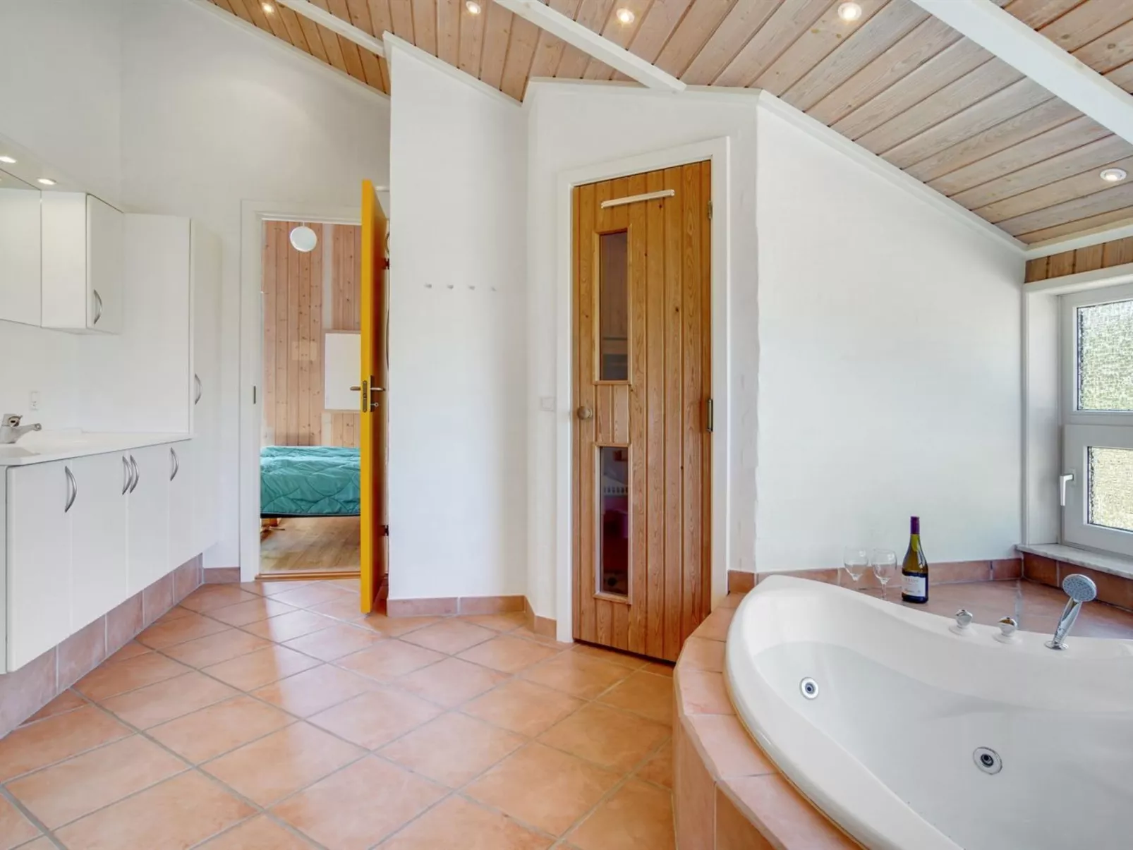 "Winder" - 1.3km from the sea-Inside