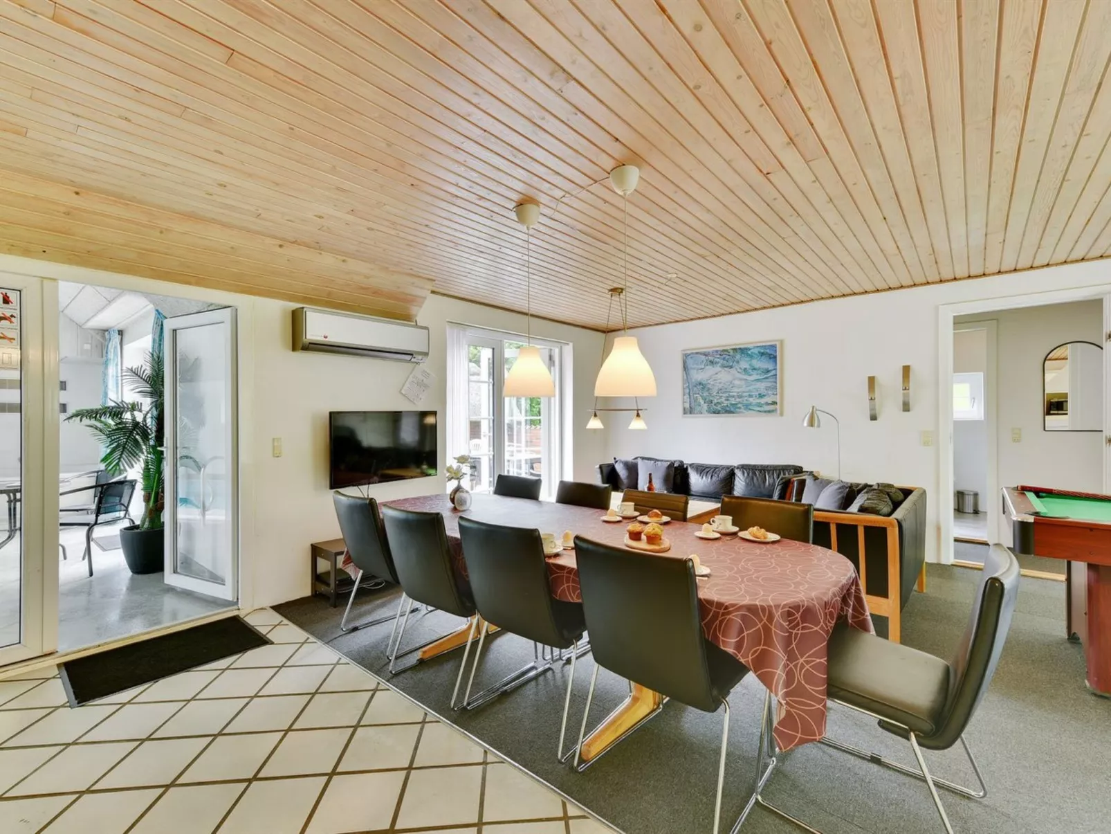 "Thana" - 1.4km from the sea-Inside