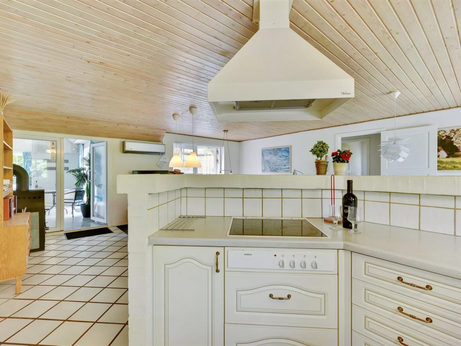 "Thana" - 1.4km from the sea-Inside