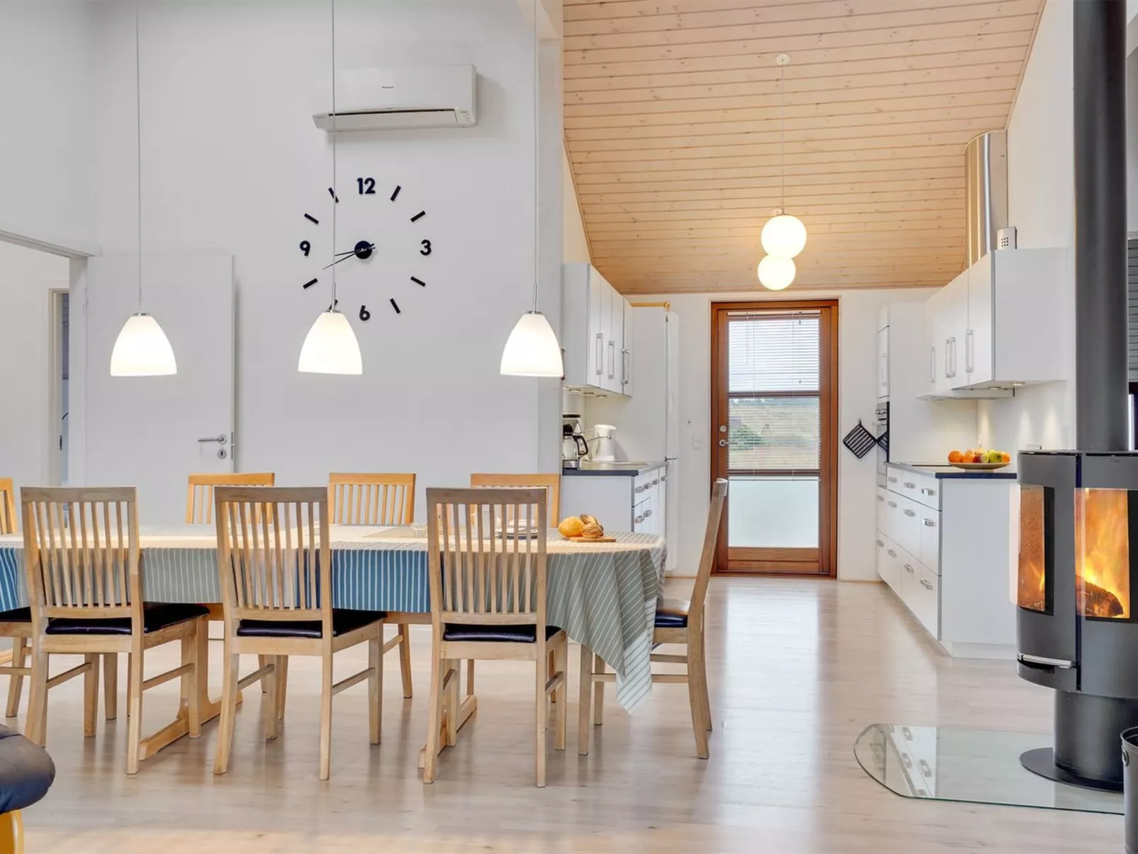 "Finna" - 1km from the sea-Inside