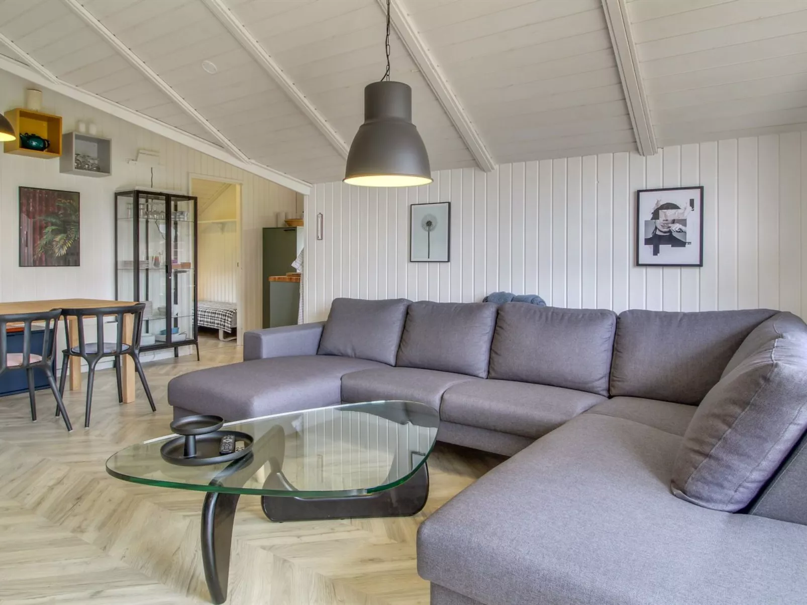 "Skyler" - 1km from the sea-Inside