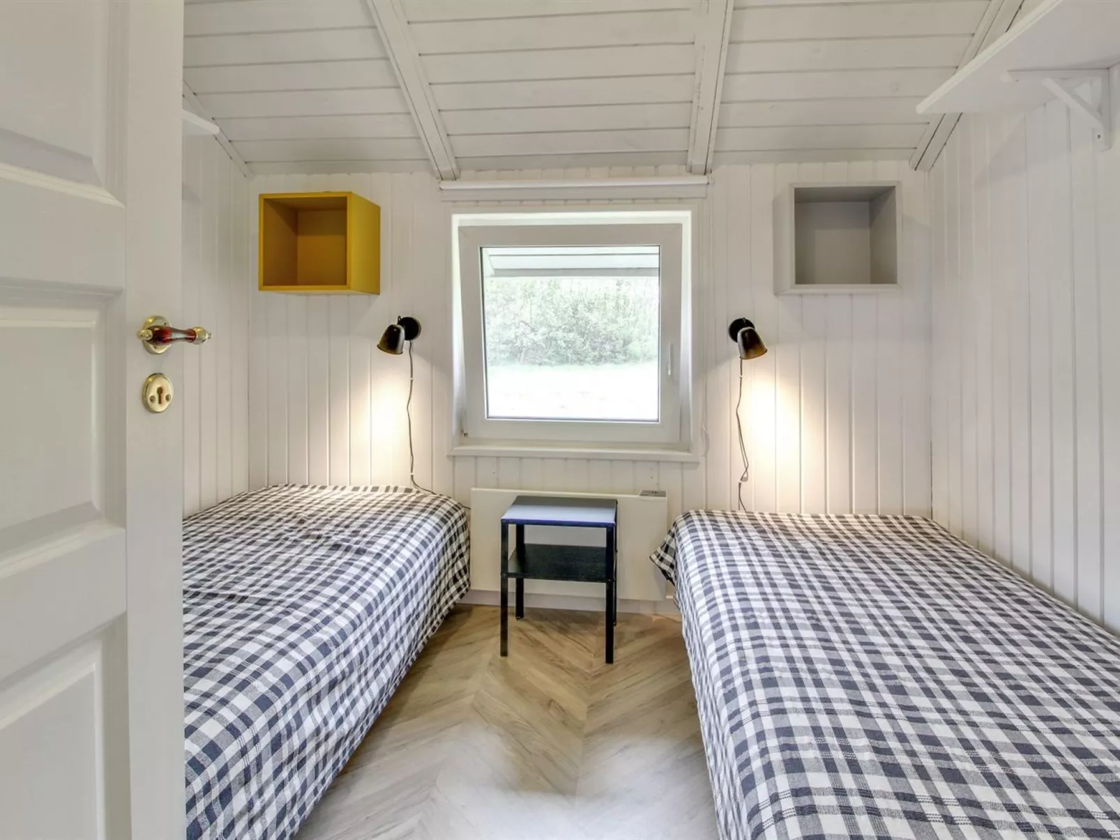 "Skyler" - 1km from the sea-Inside