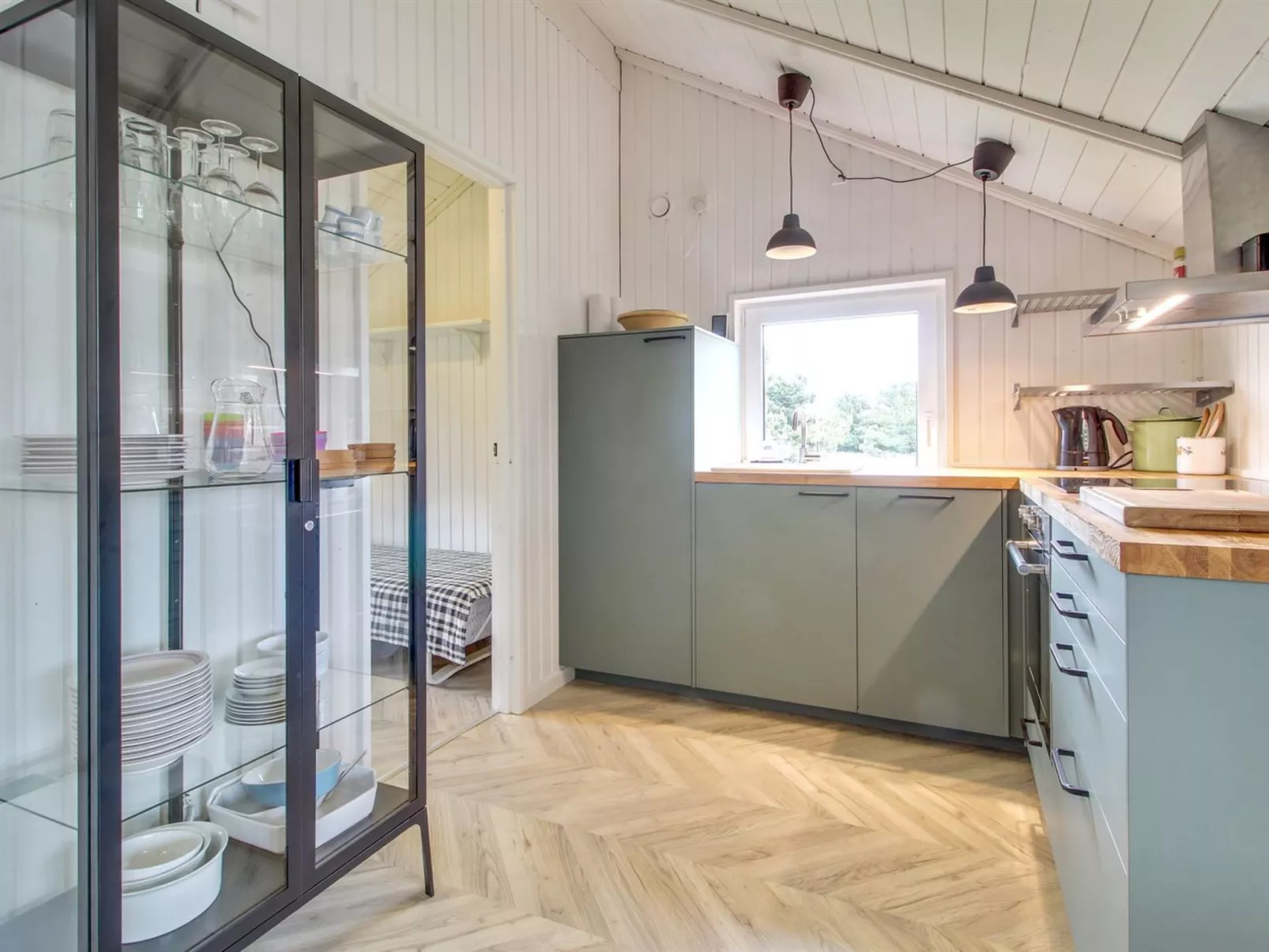 "Skyler" - 1km from the sea-Inside