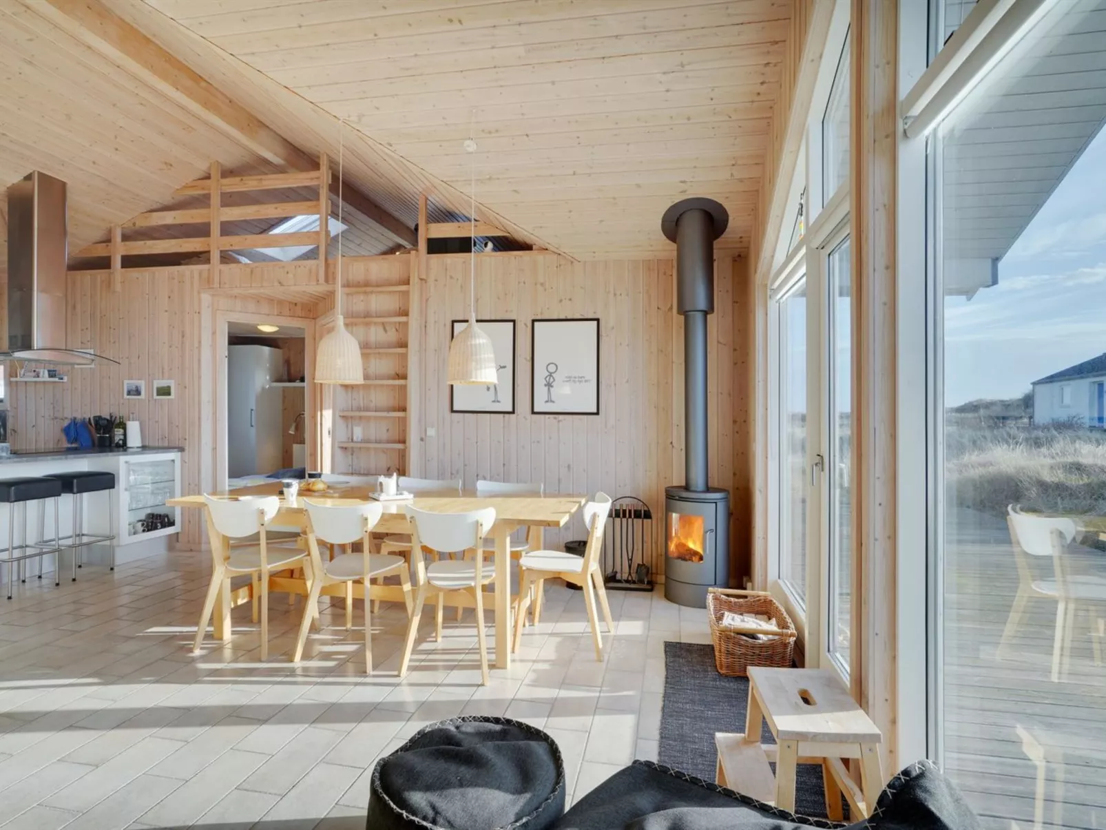 "Tecumseh" - 150m from the sea-Drinnen