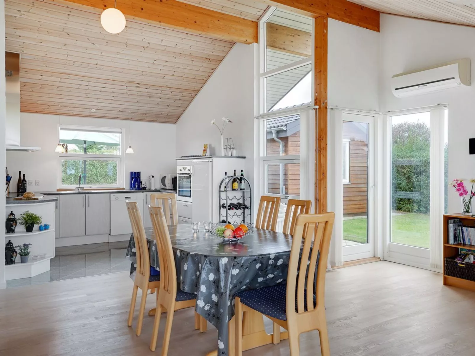 "Kimi" - 800m from the sea-Drinnen
