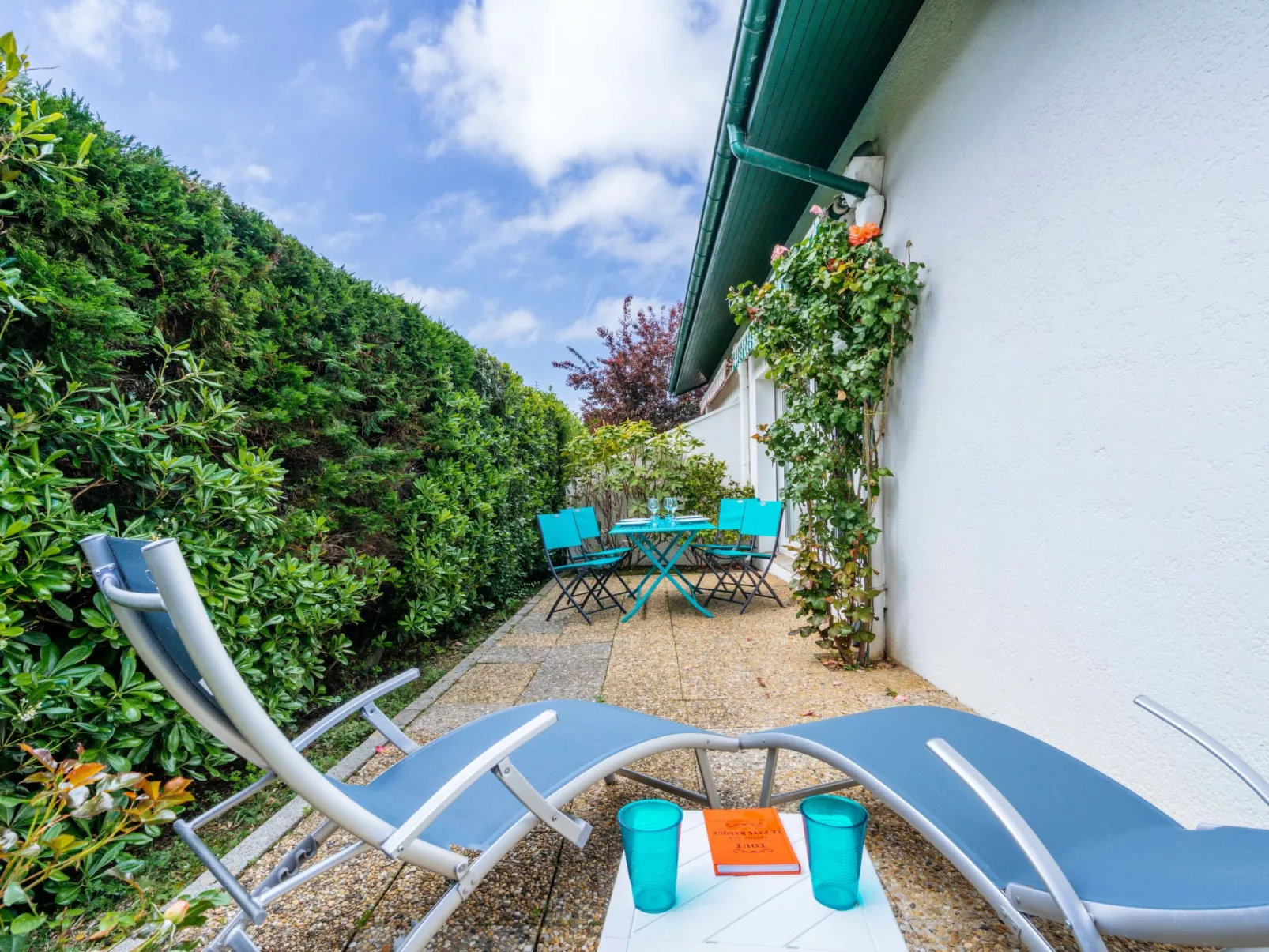 Le Fronton-Outside