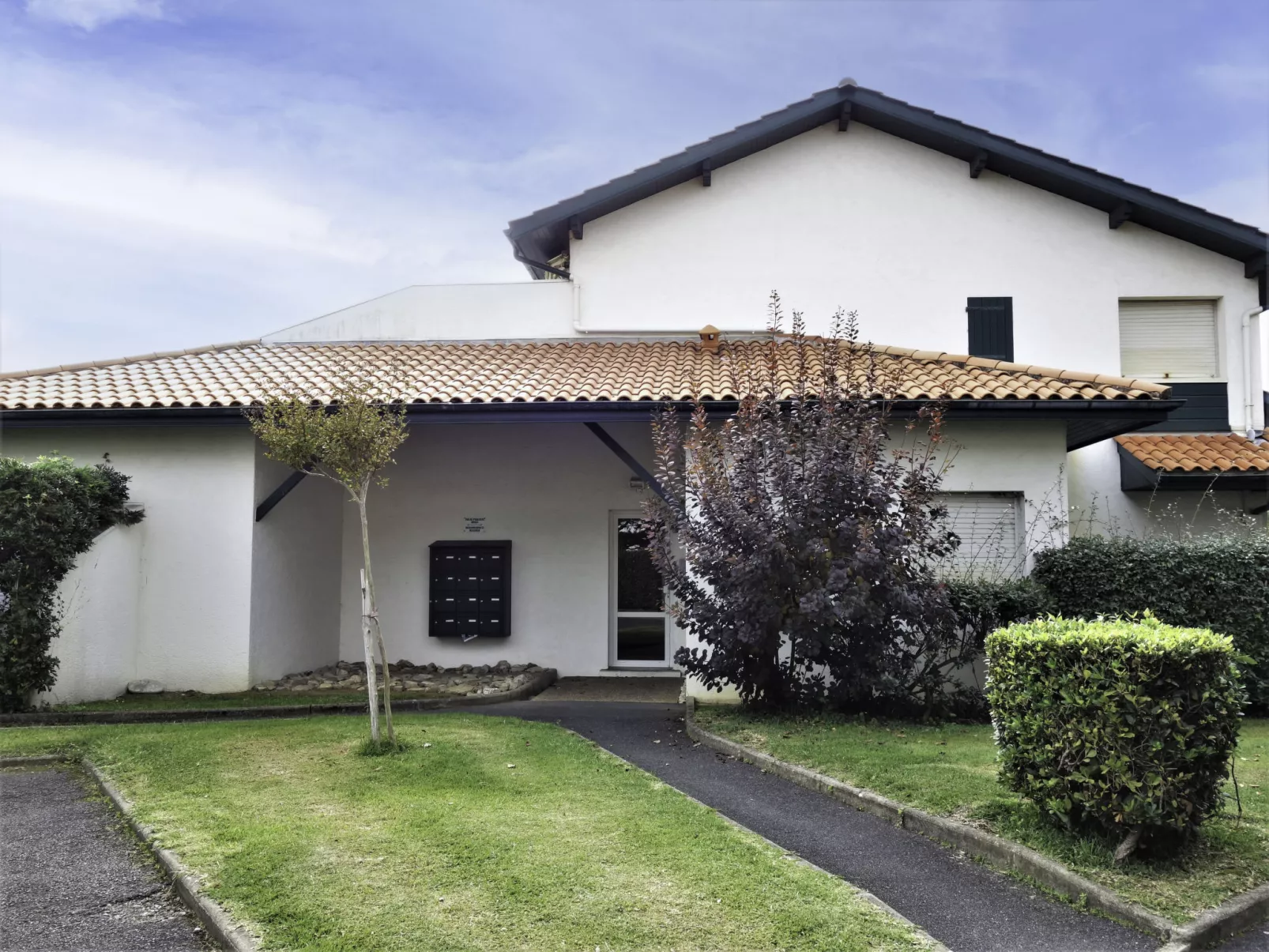 Le Fronton-Outside