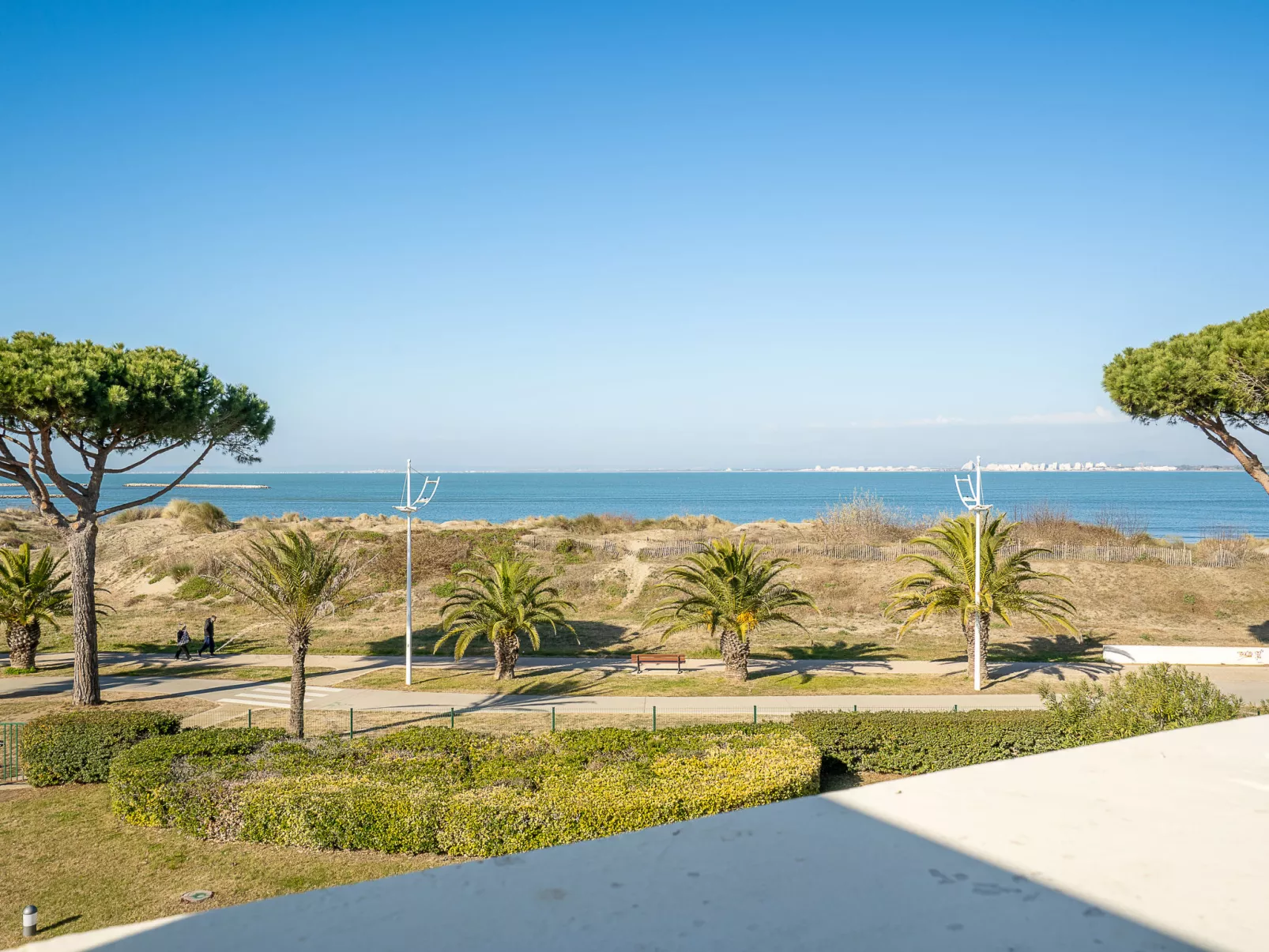 Le Serpent de Mer-Outside