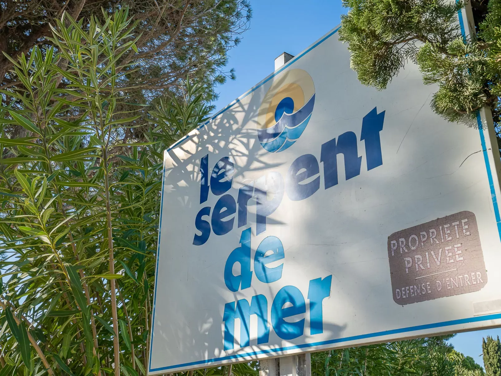 Le Serpent de Mer-Outside