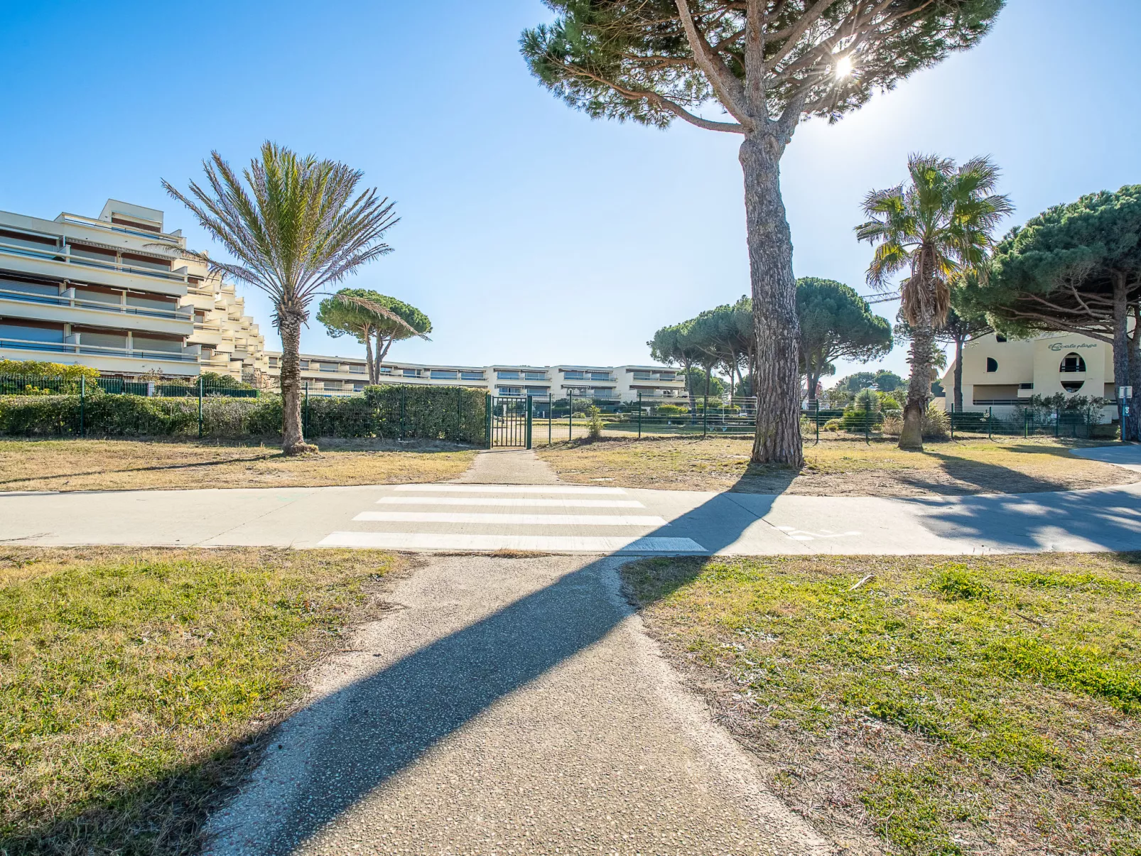 Le Serpent de Mer-Outside