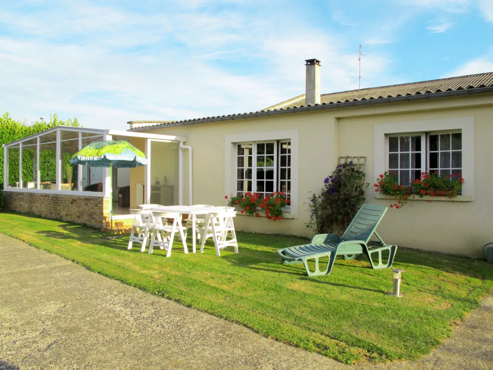 Le Saint Vigor-Outside