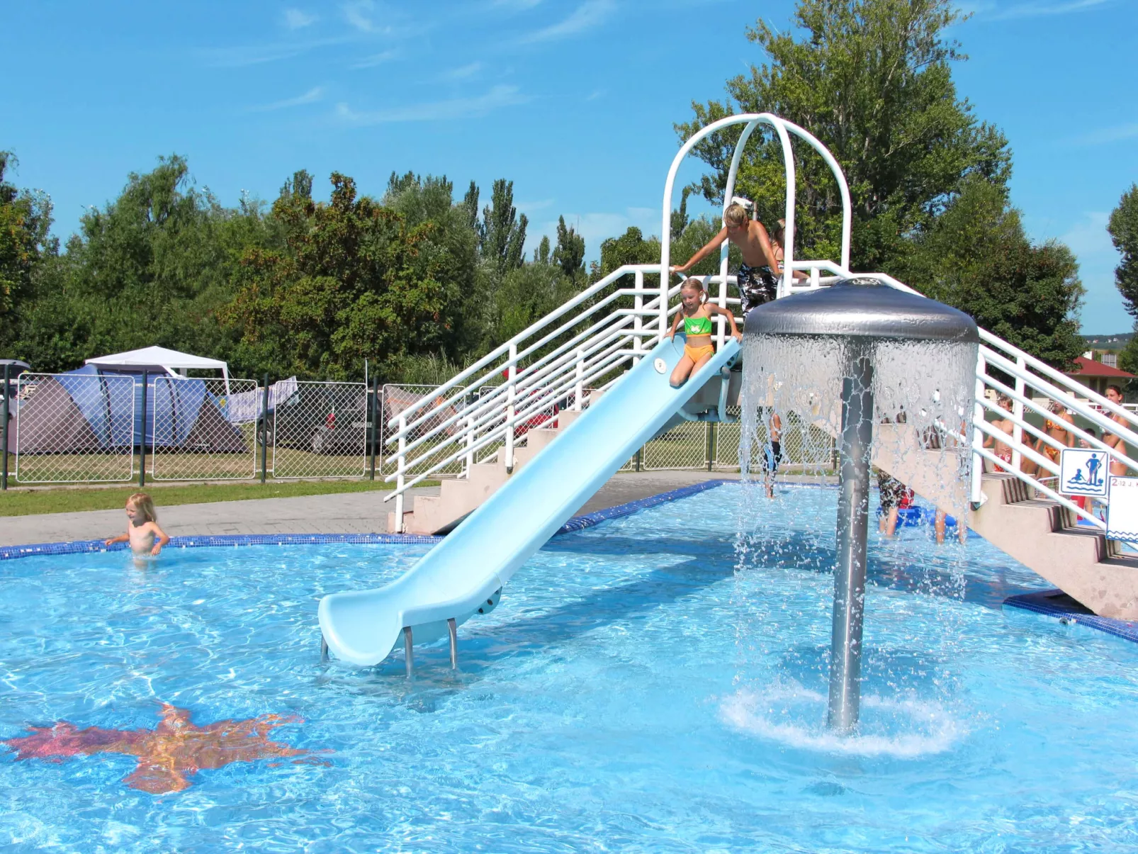 Balatontourist Füred-Outside