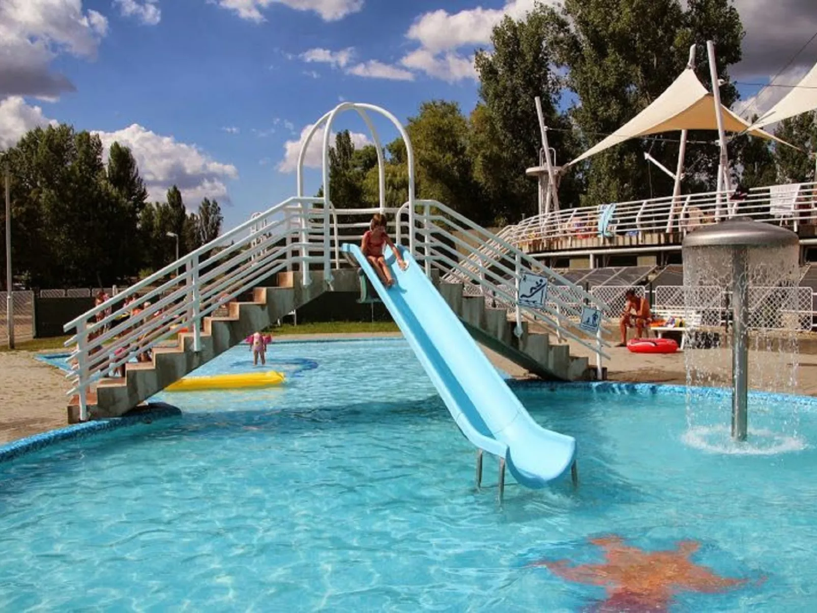 Balatontourist Füred-Outside