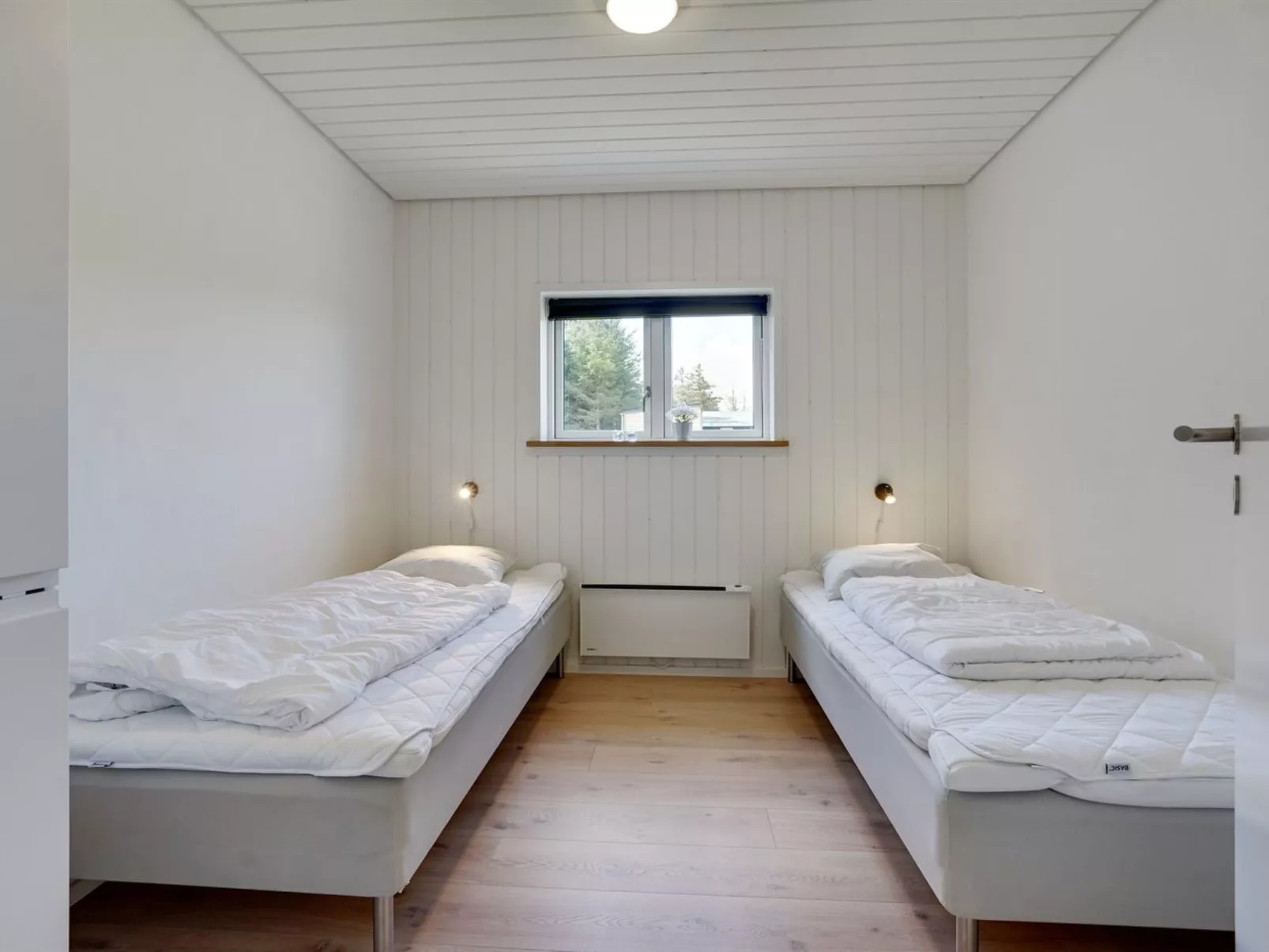 "Øthbiorn" - 1.1km from the sea-Inside