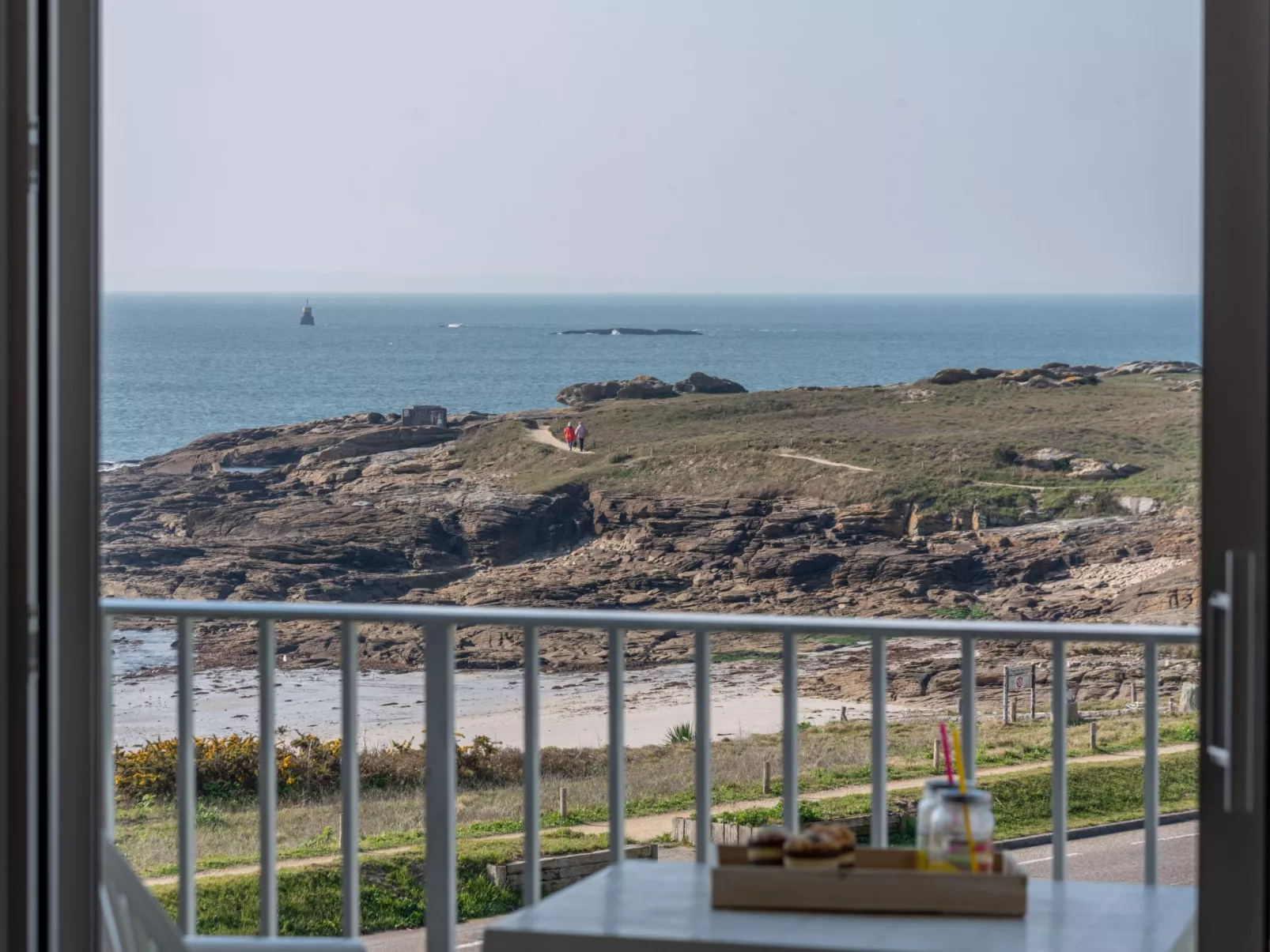 Les Trois Iles-Outside