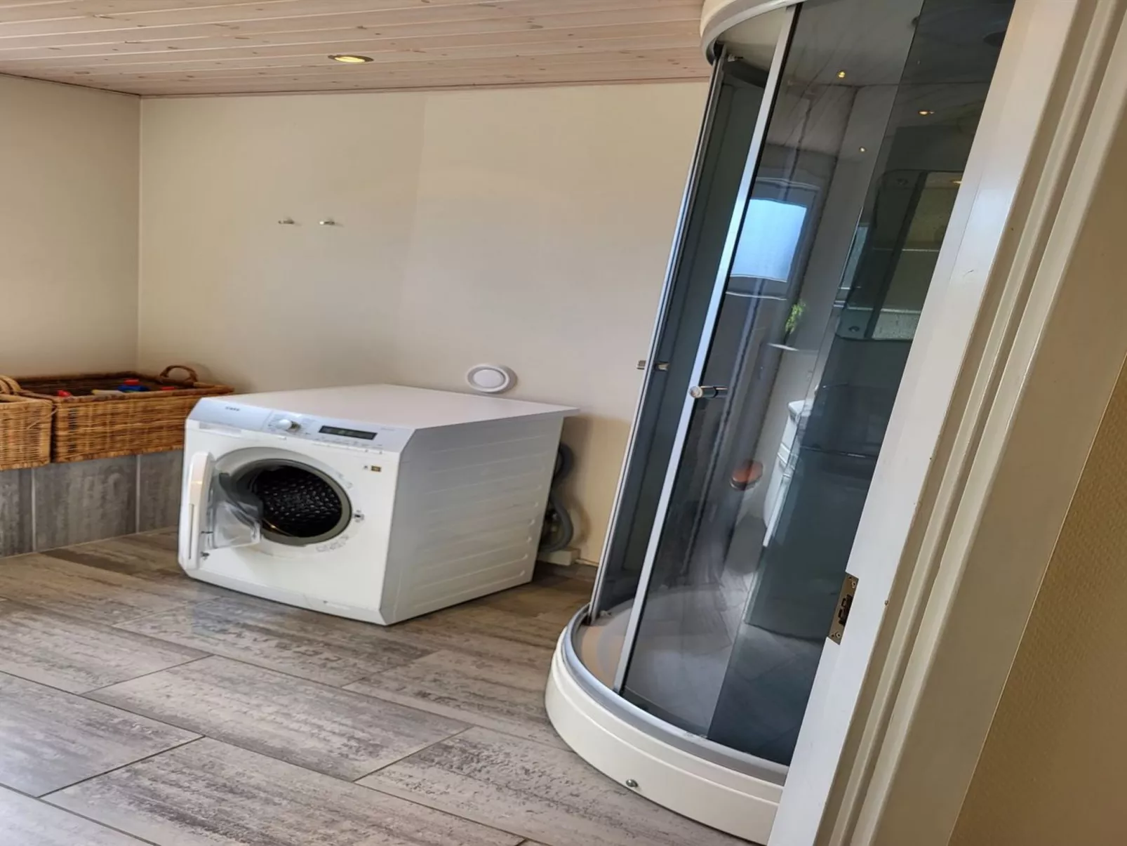"Aud" - 300m from the sea-Inside