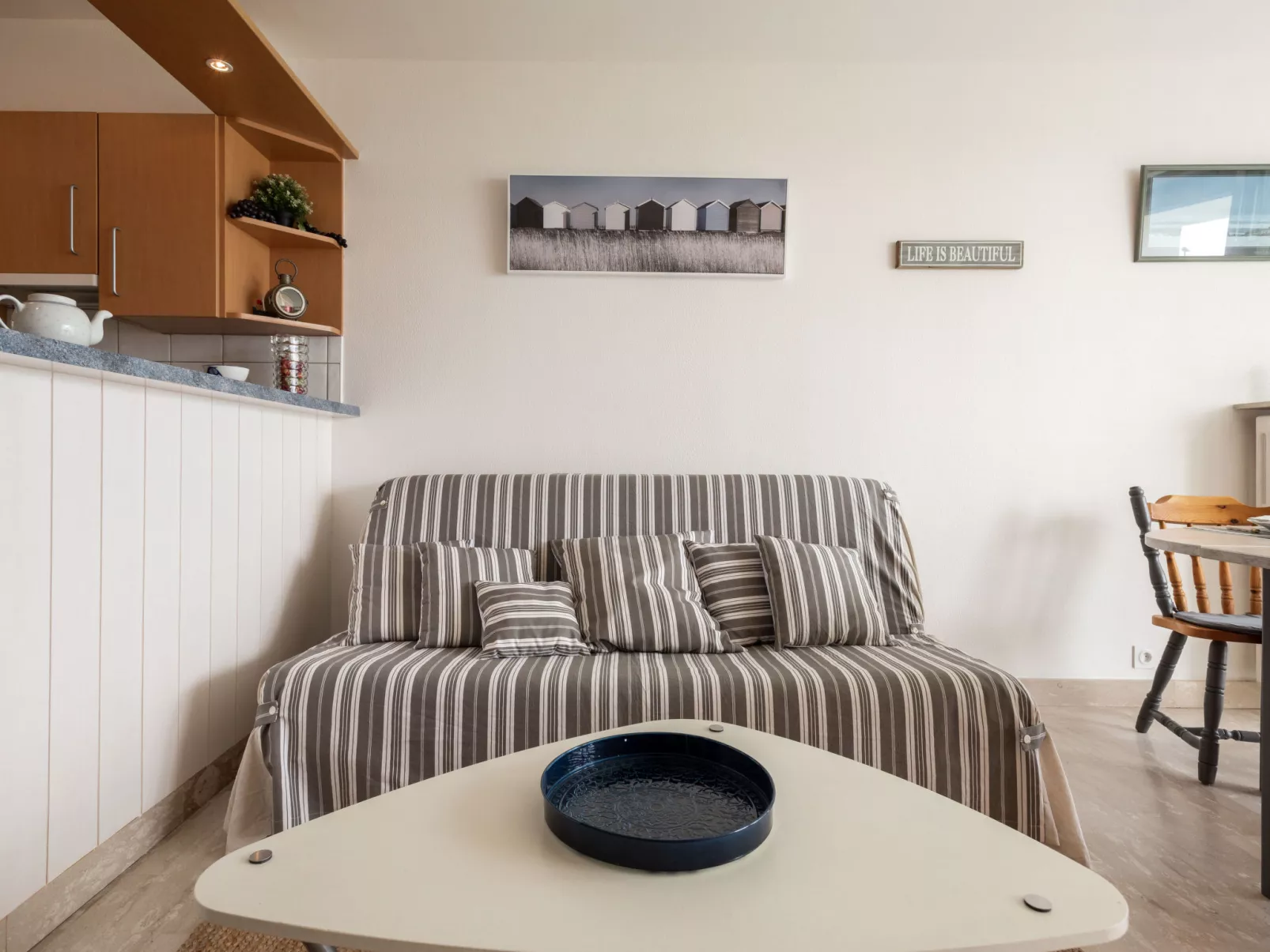 Les Trois Iles-Inside