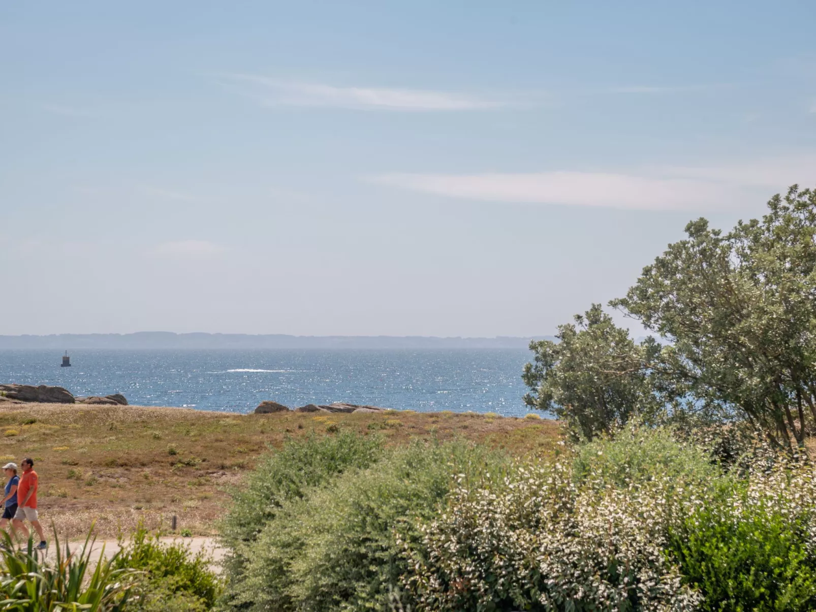 Les Trois Iles-Outside