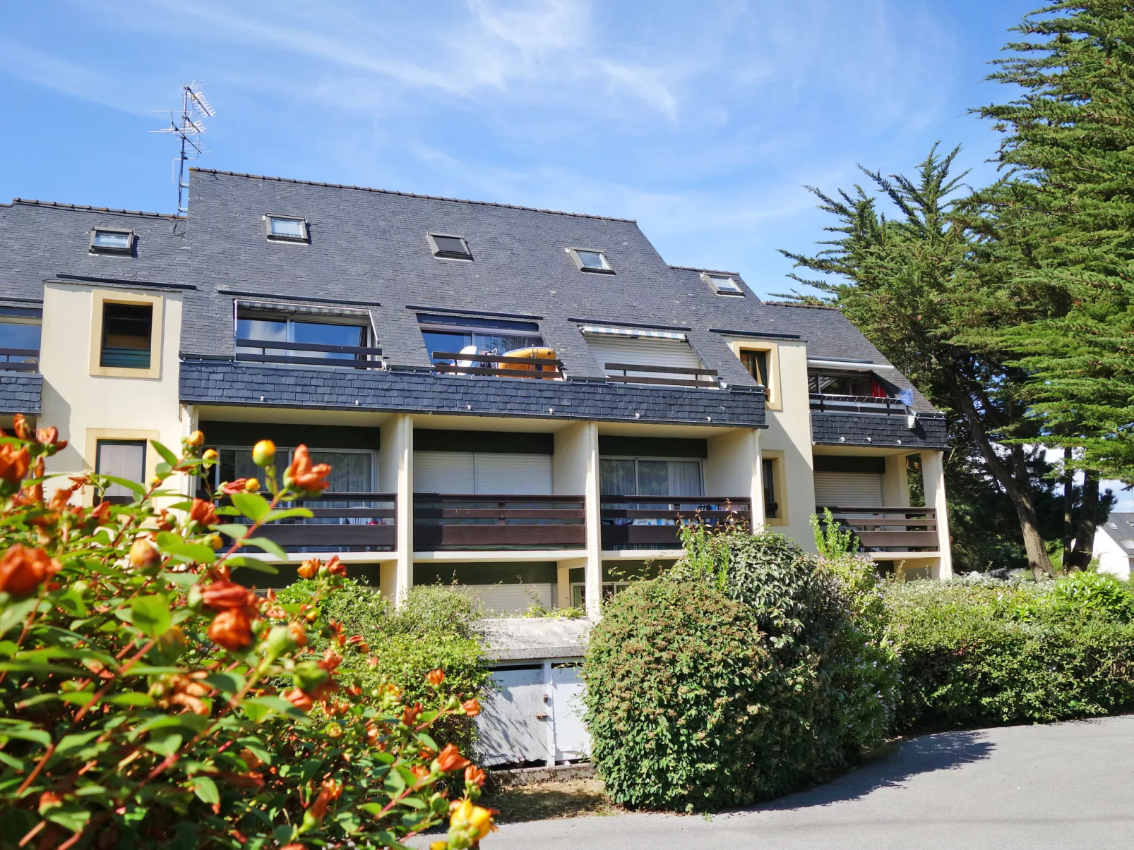 Plein Soleil-Outside
