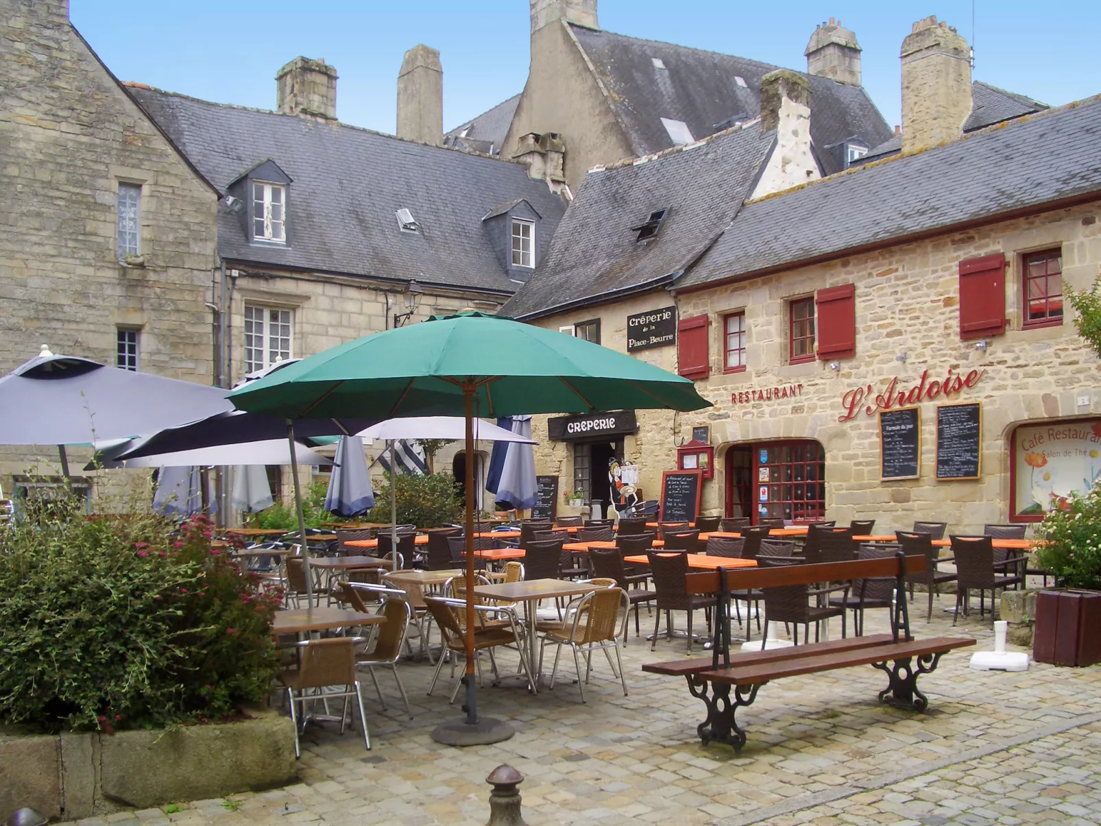 Les Trois Baudets-Area