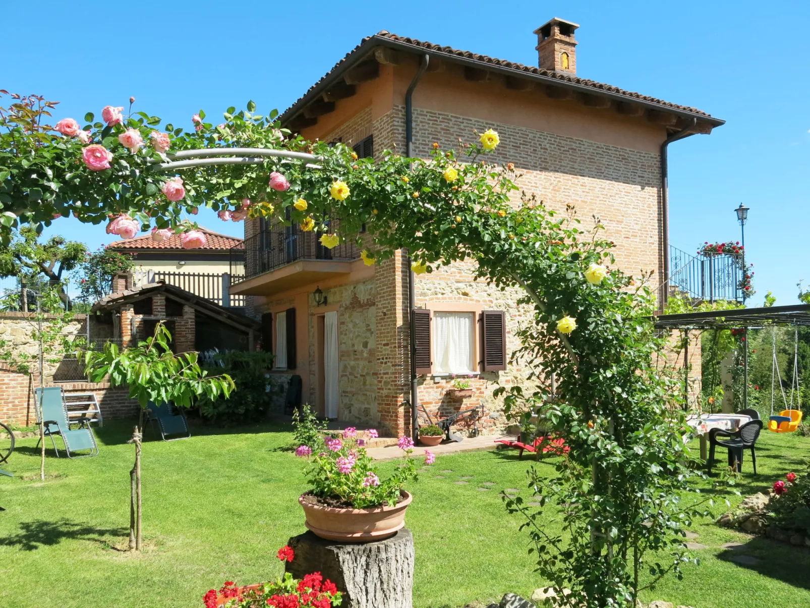 Bricco dei Ciliegi-Outside