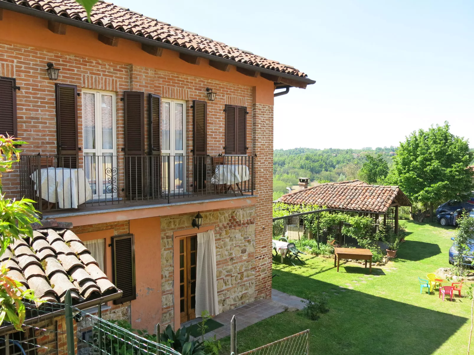 Bricco dei Ciliegi-Outside