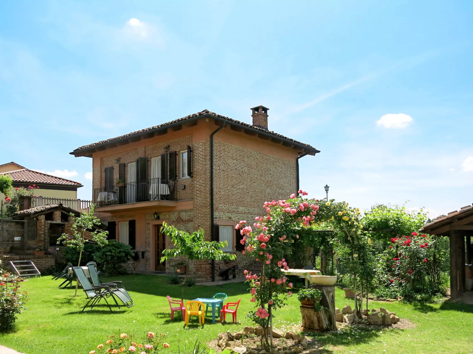 Bricco dei Ciliegi-Outside