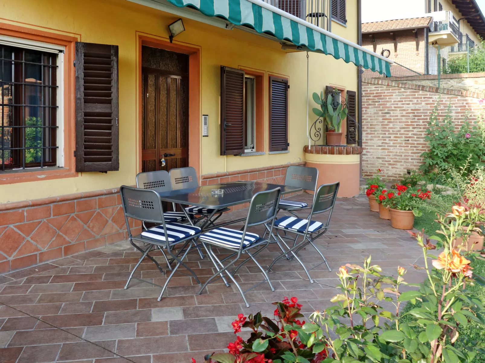 Bricco dei Ciliegi-Outside