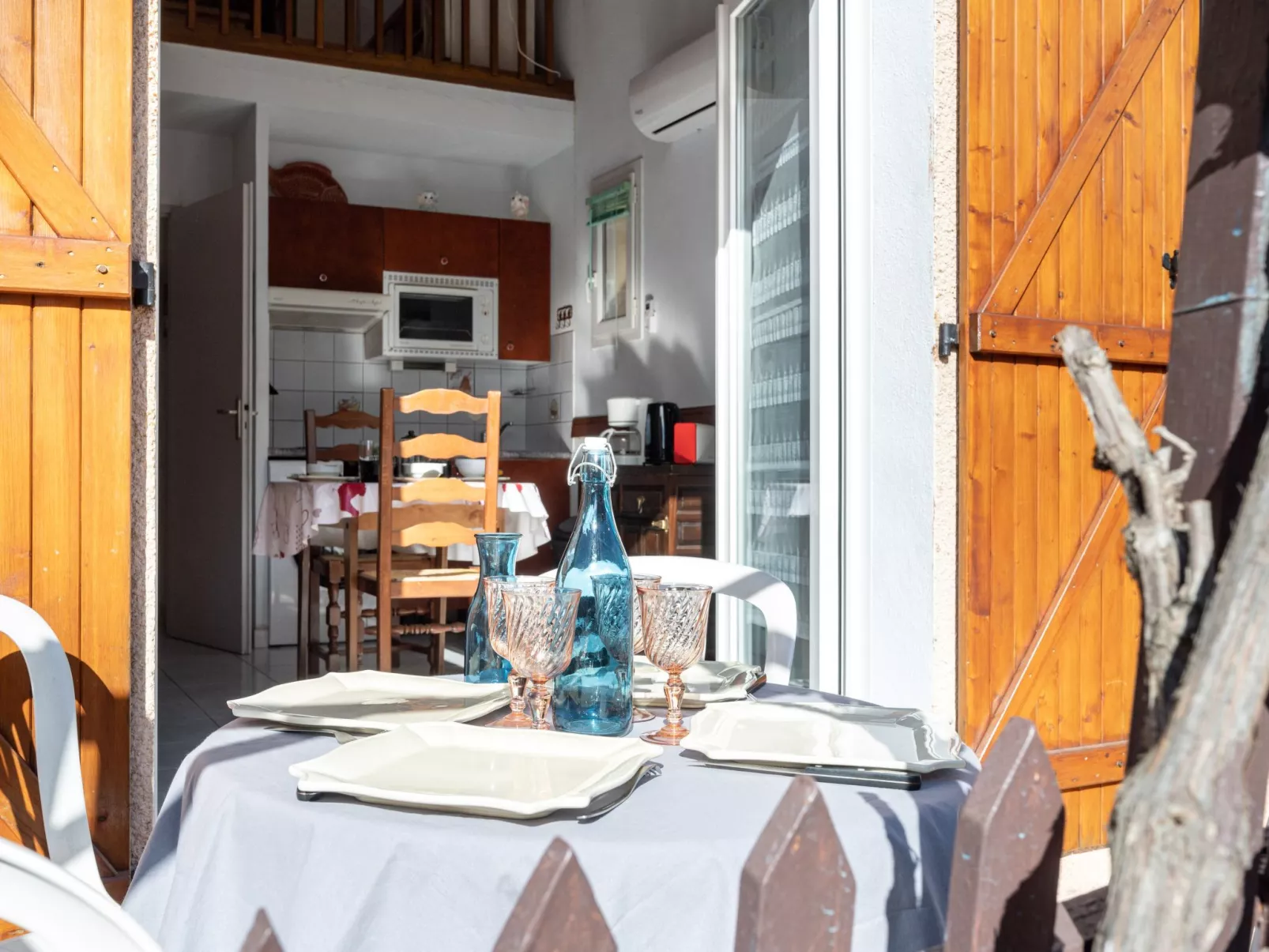 Mas de l'Ile-Outside