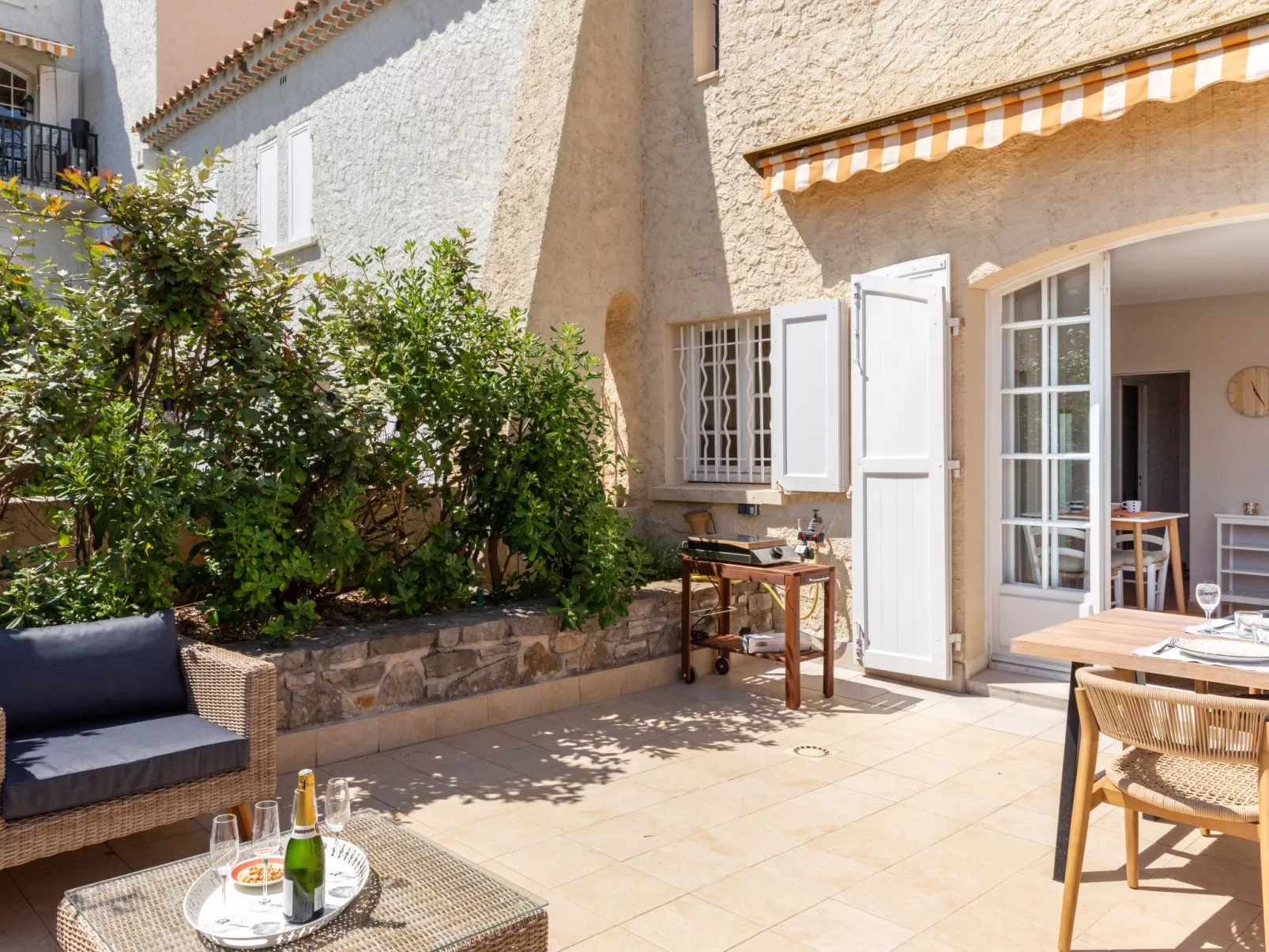 Hameau la Madrague-Outside