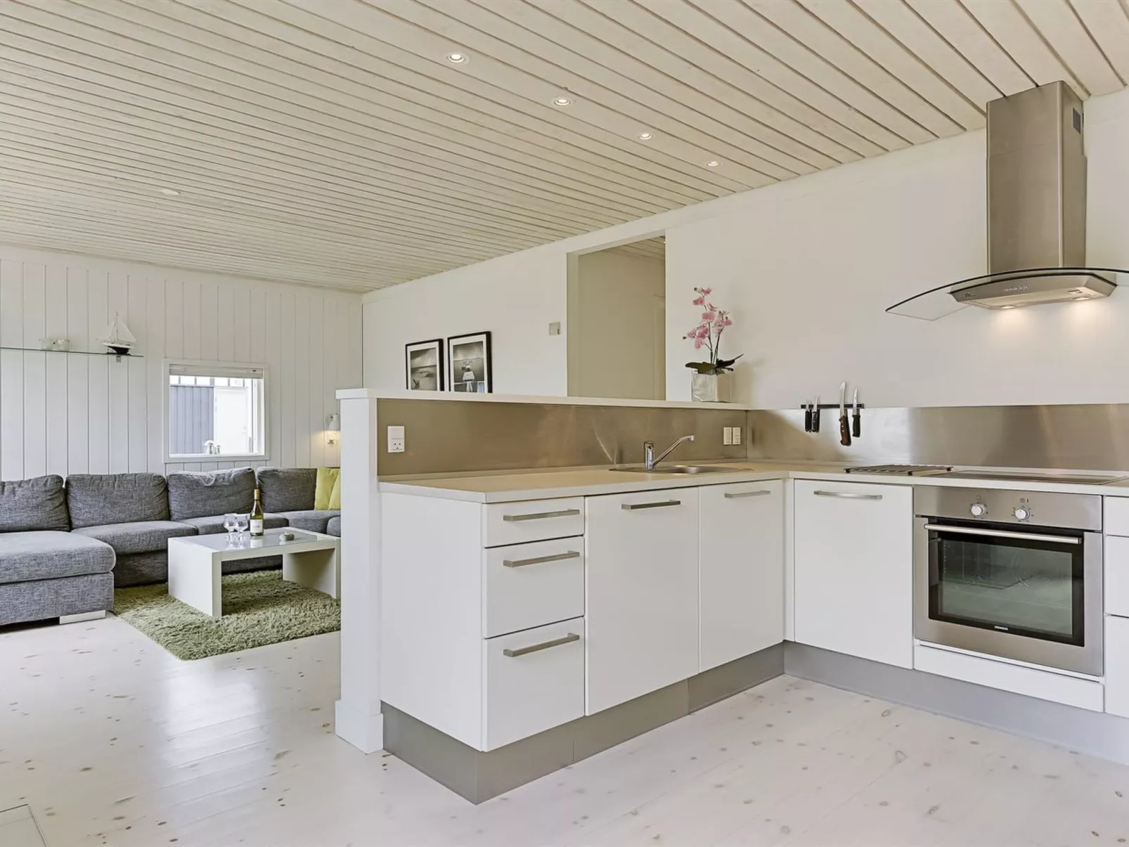 "Iolani" - 250m from the sea-Inside
