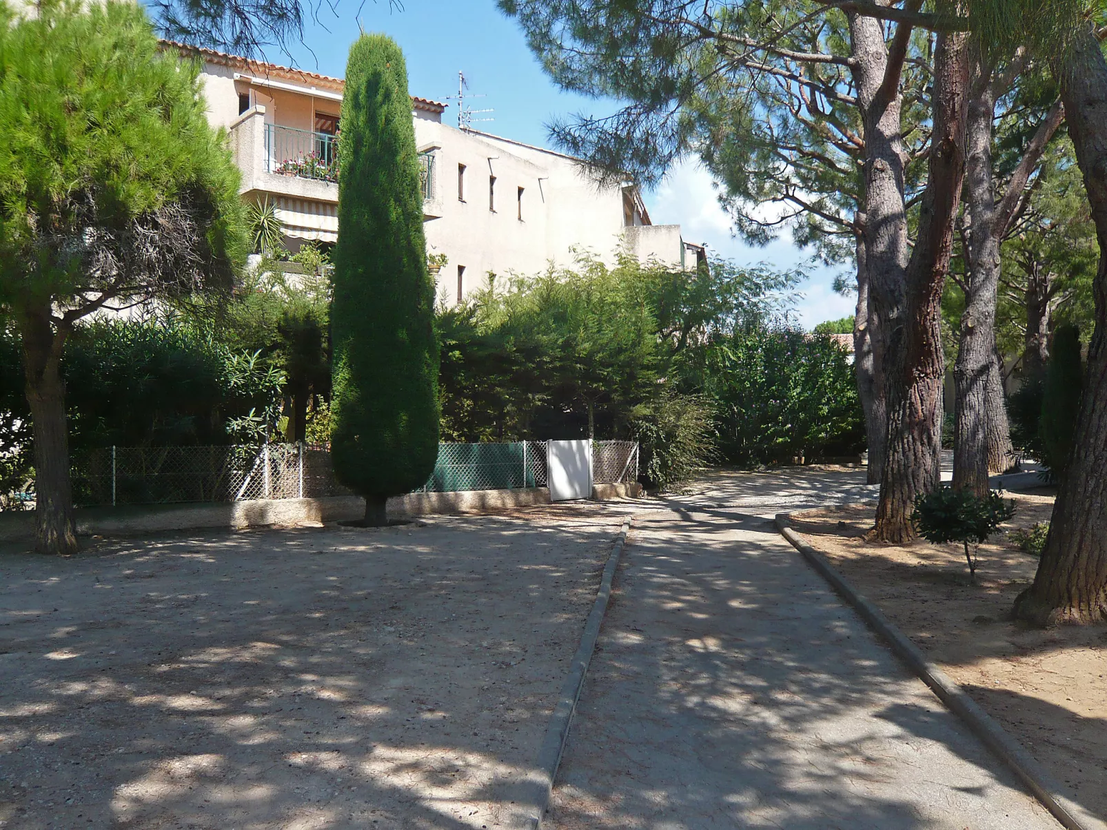L'Ile heureuse-Outside