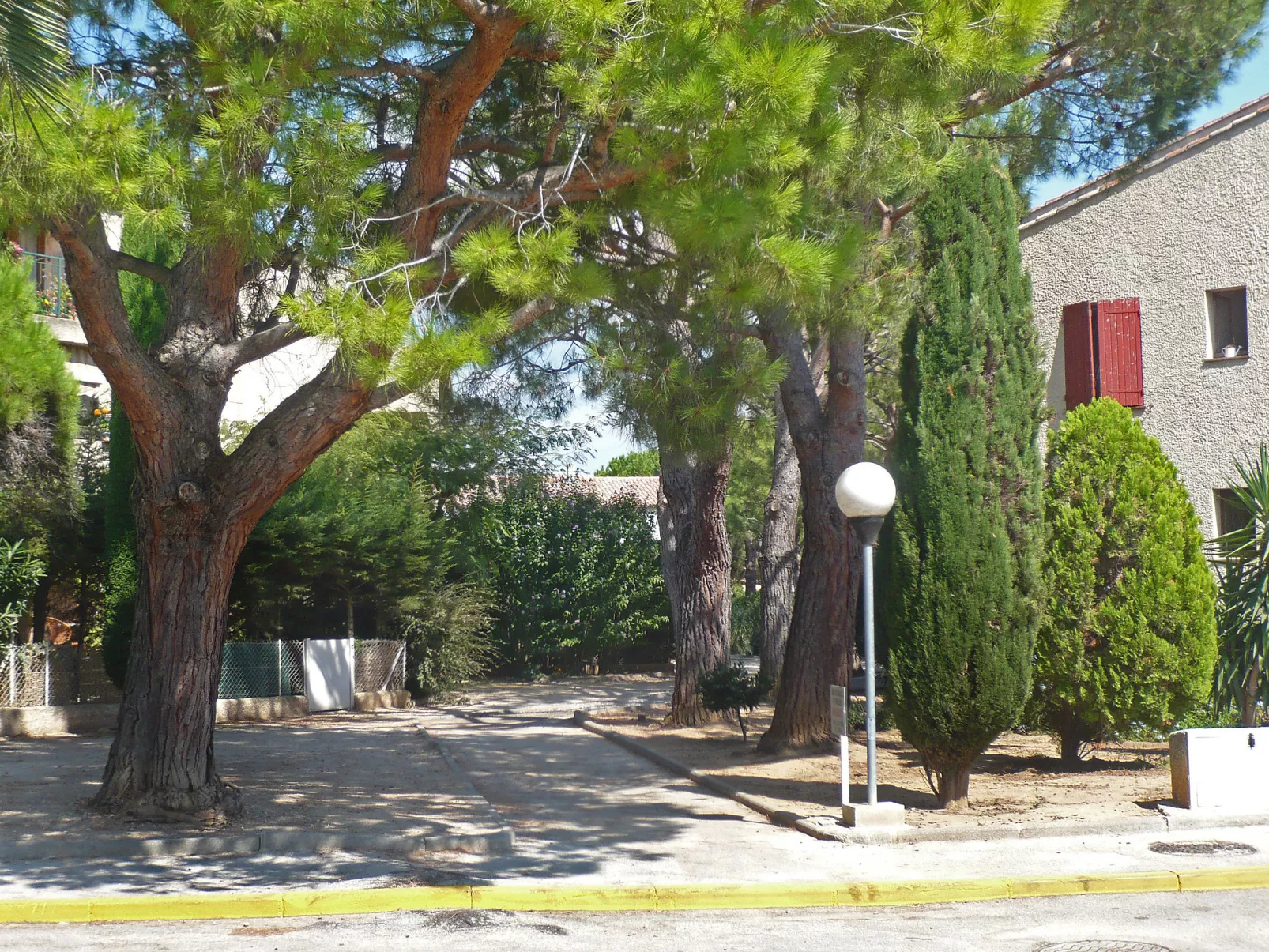 L'Ile heureuse-Outside