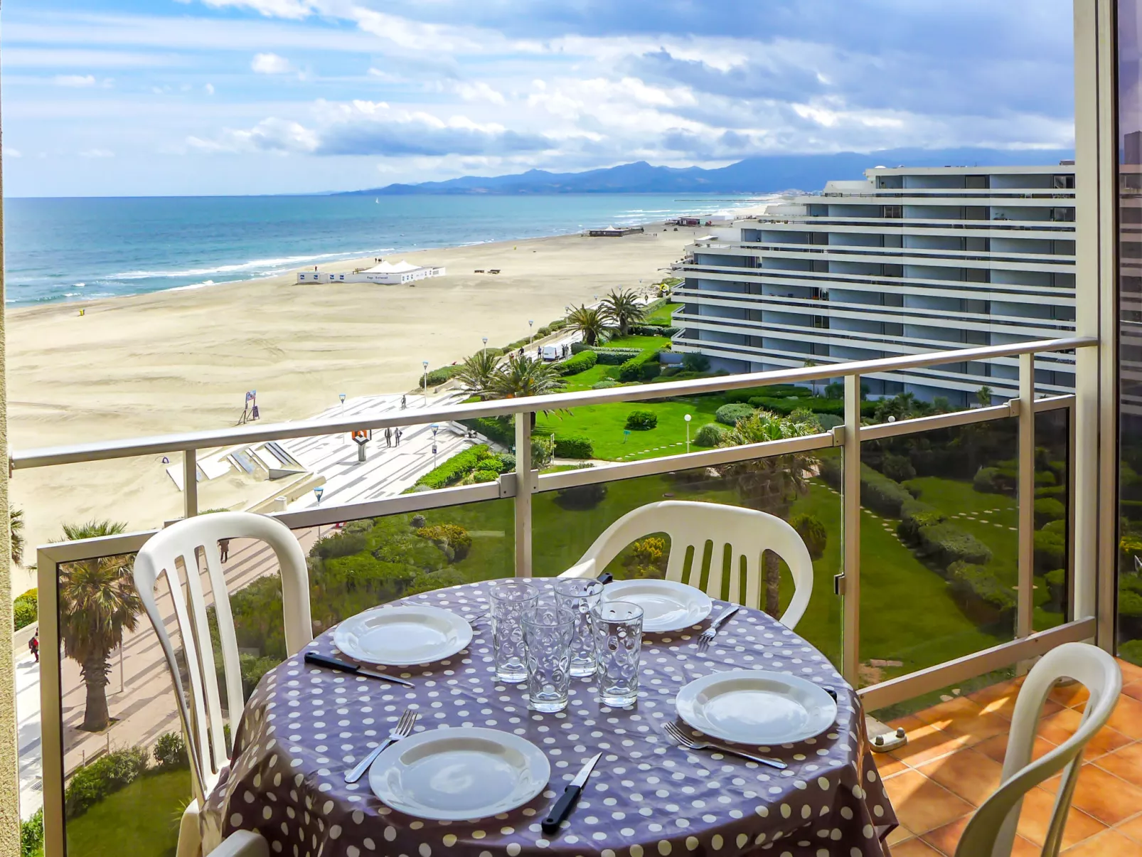Le Beach-Outside