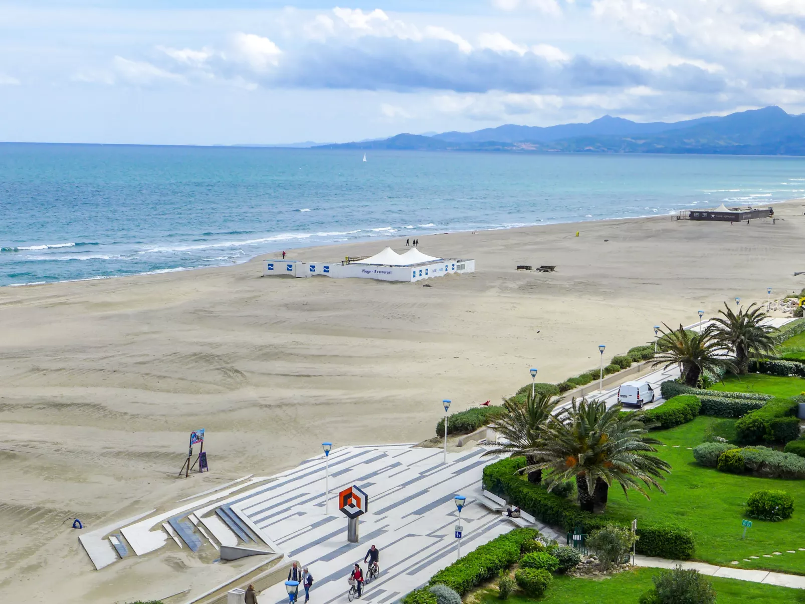 Le Beach-Outside
