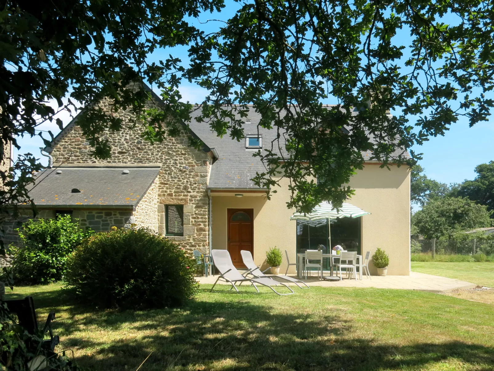 Le Petit Maître-Outside