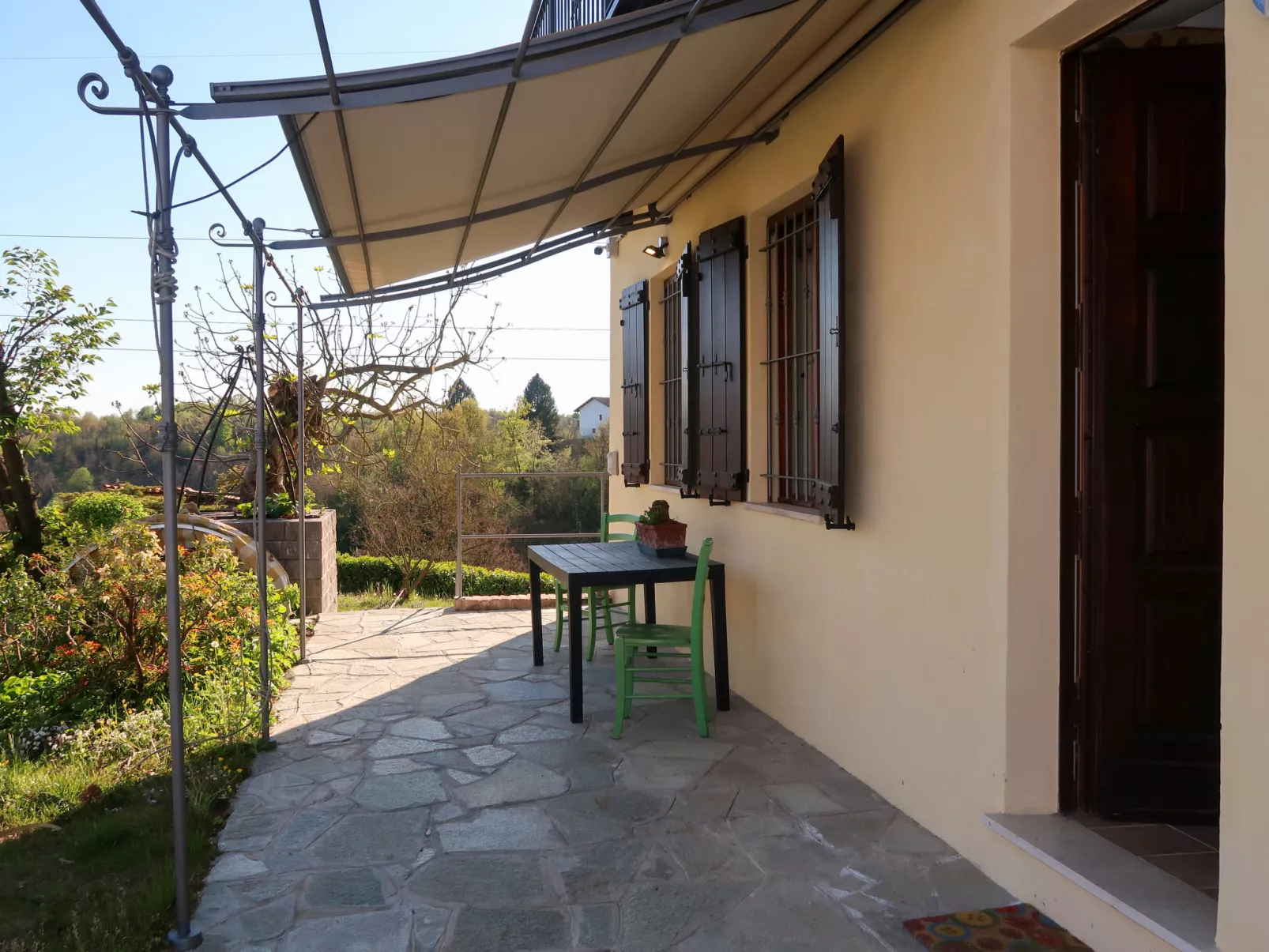 La Vallia-Outside