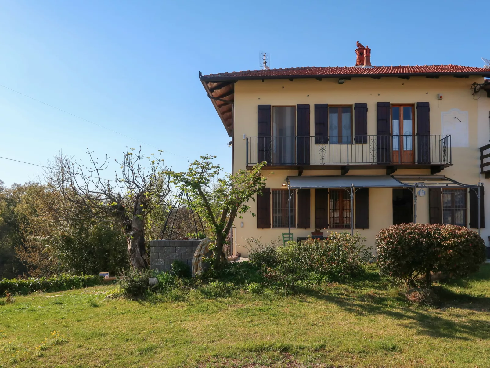 La Vallia-Outside