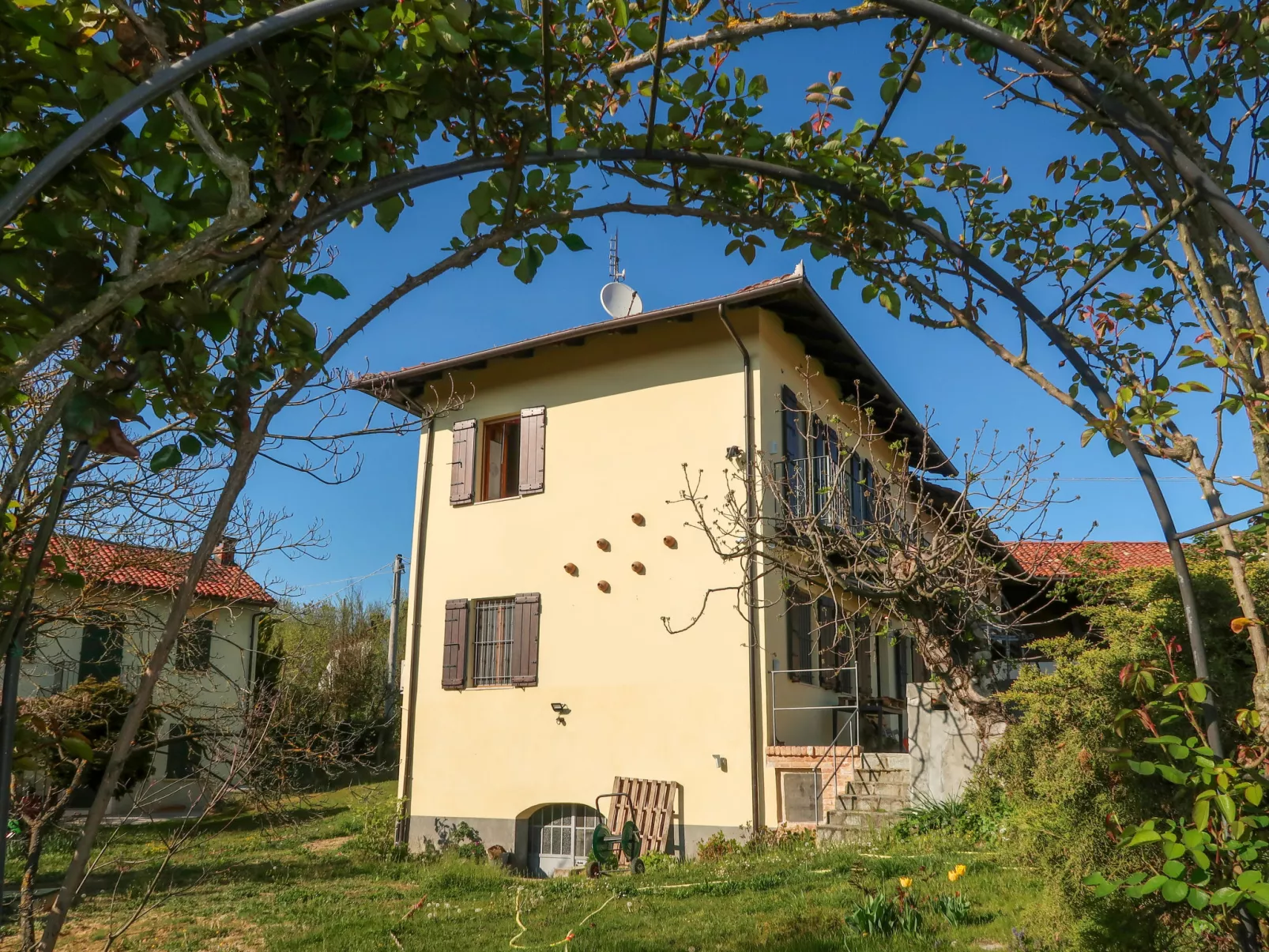 La Vallia-Outside
