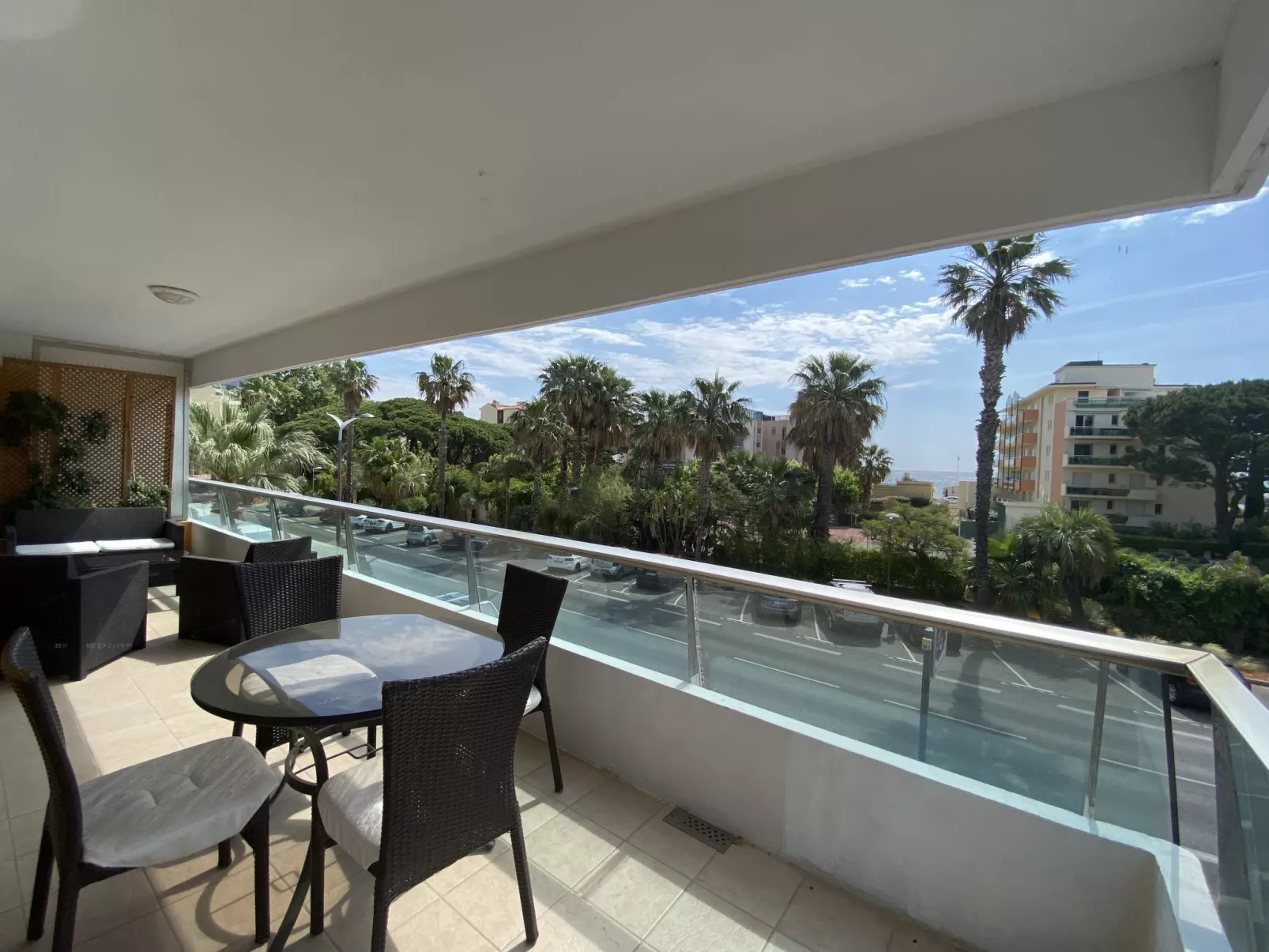 Les Palmiers-Outside