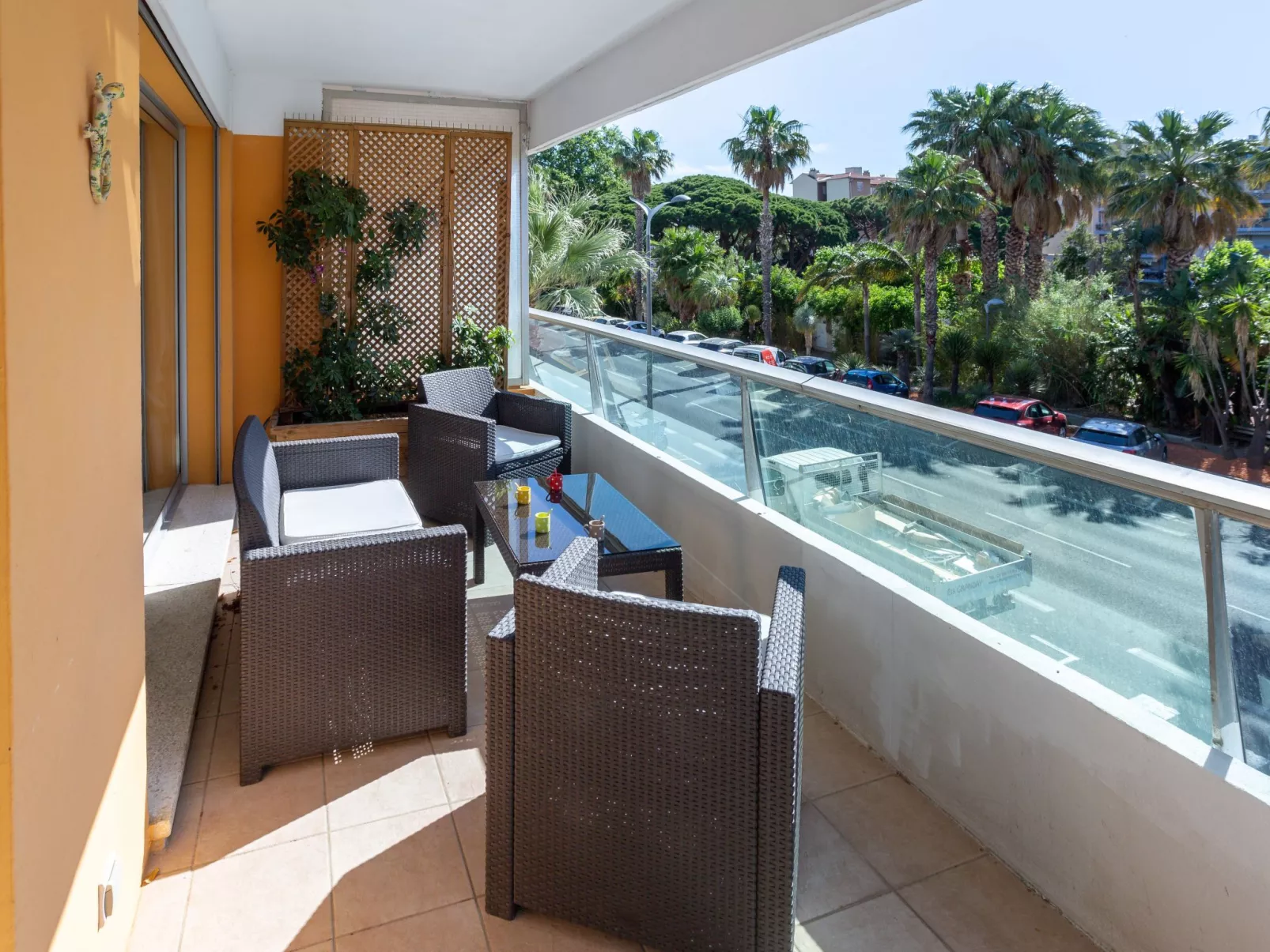 Les Palmiers-Outside