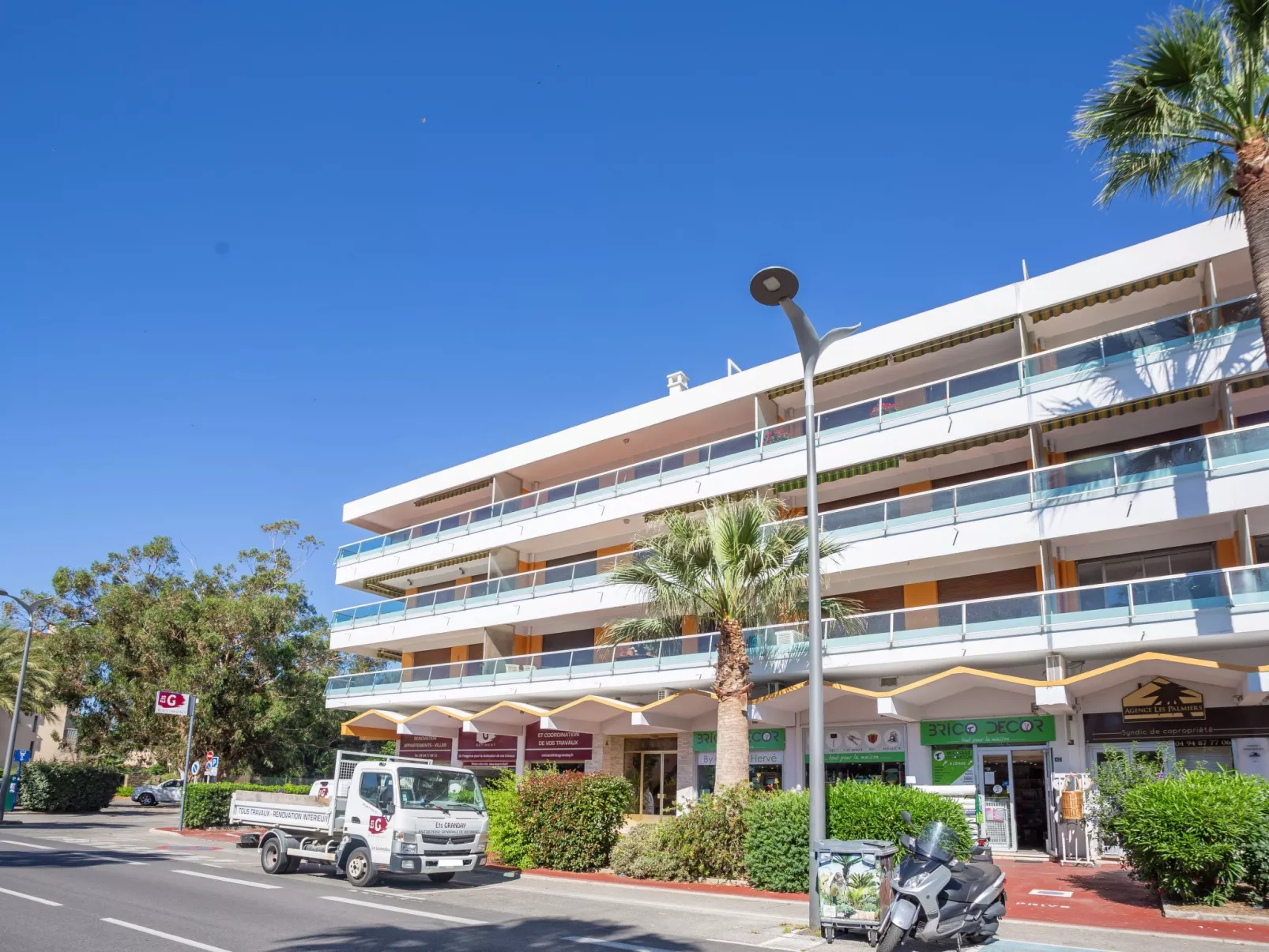 Les Palmiers-Outside