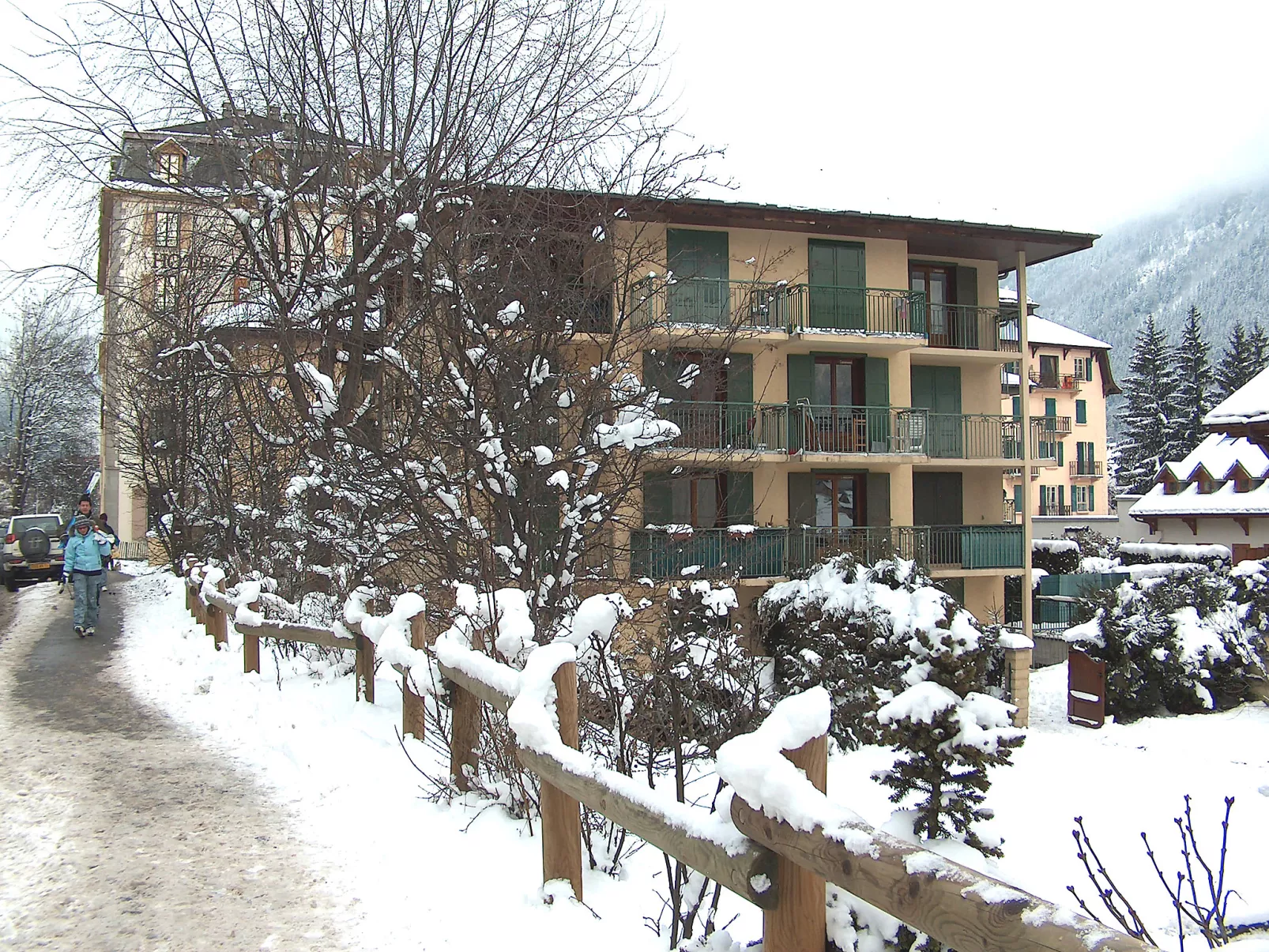 Blanc Neige-Outside