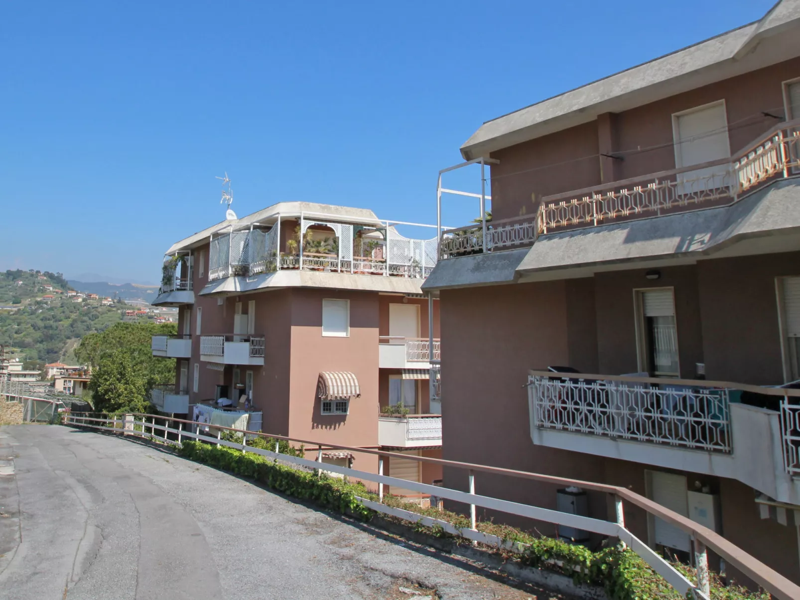 Cesare-Outside