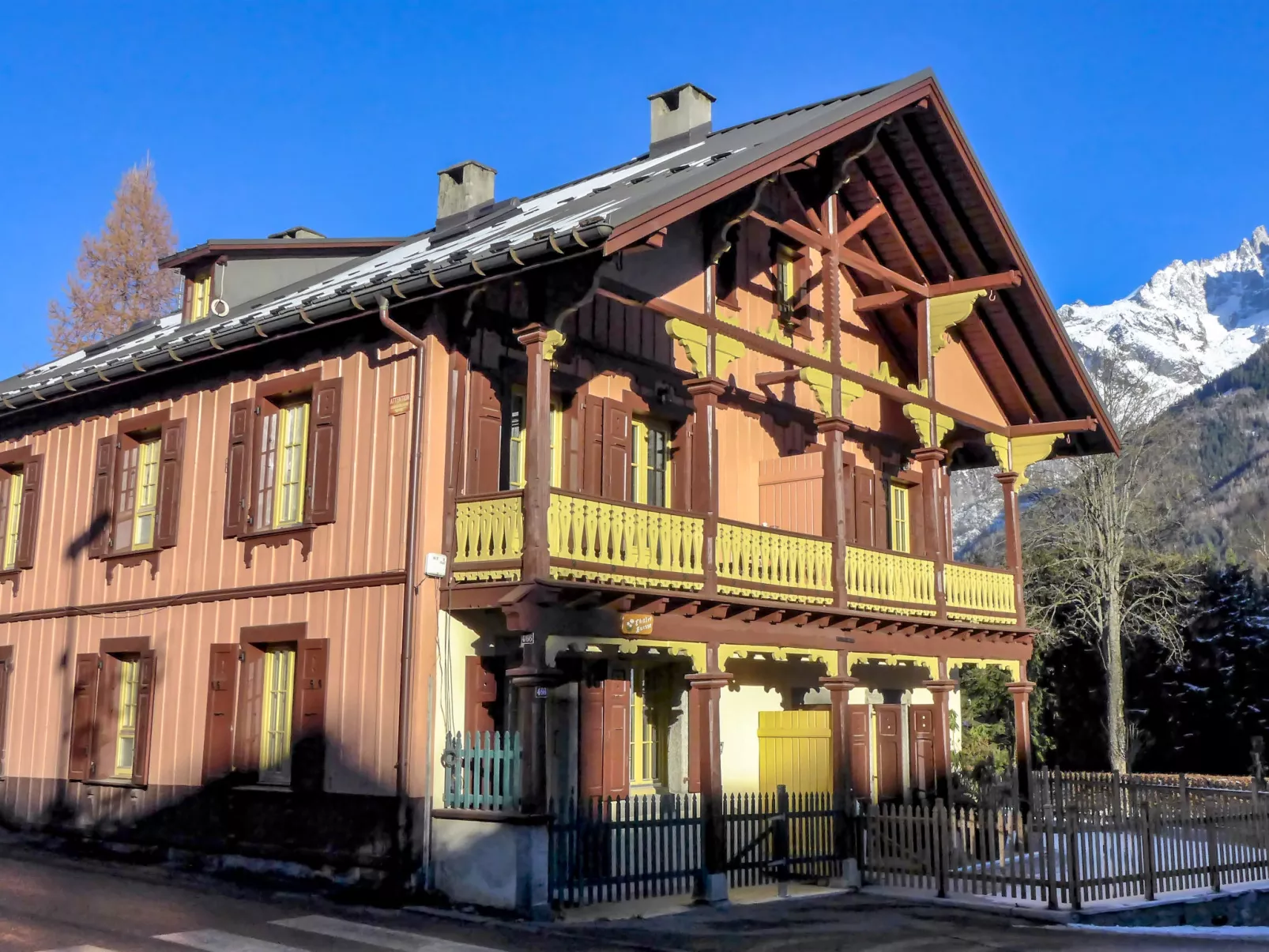 Le Chalet Suisse-Dehors