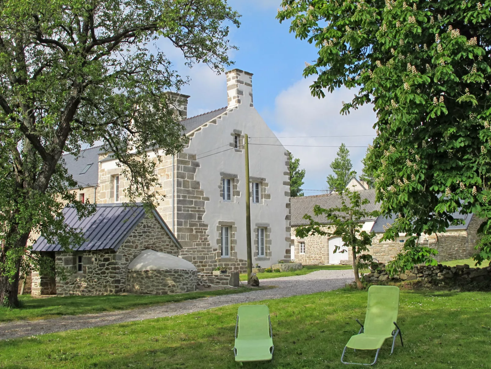 Le Manoir-Outside